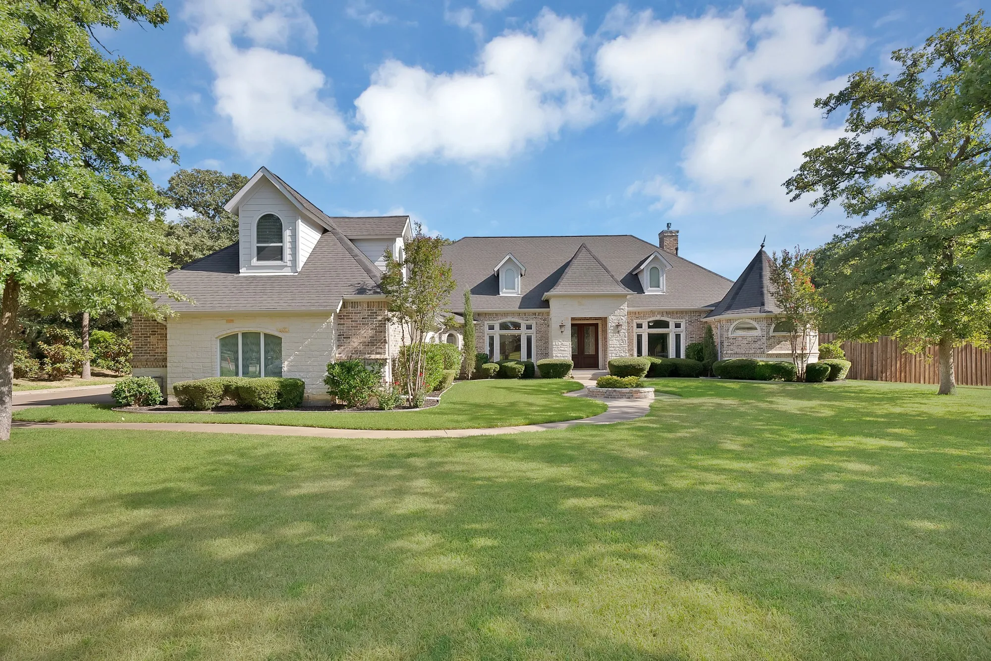 Single Family Residence For Sale in Tarrant County , 6204 Toscana Circle, Fort Worth, Texas 76140, 4 Bedroom, 4 Bathroom, 3 Garage spaces, 4,085 Sqft, built in 2005, mls#21353815, Real Estate Agent in Fort Worth, Homes For Sale in Tarrant county, Homes For Sale in Fort Worth, Realtor in Fort Worth Texas, Real Estate Brokerage Independent Realty Texas, Luminita Cordes Realtor