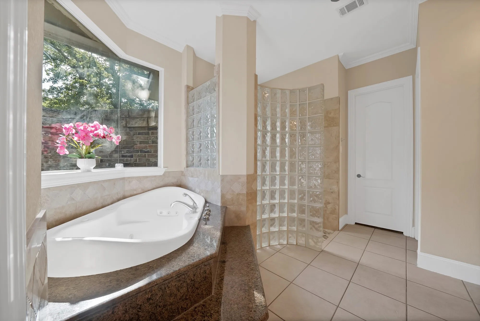 Single Family Residence For Sale in Tarrant County , 6204 Toscana Circle, Fort Worth, Texas 76140, 4 Bedroom, 4 Bathroom, 3 Garage spaces, 4,085 Sqft, built in 2005, mls#21353815, Real Estate Agent in Fort Worth, Homes For Sale in Tarrant county, Homes For Sale in Fort Worth, Realtor in Fort Worth Texas, Real Estate Brokerage Independent Realty Texas, Luminita Cordes Realtor
