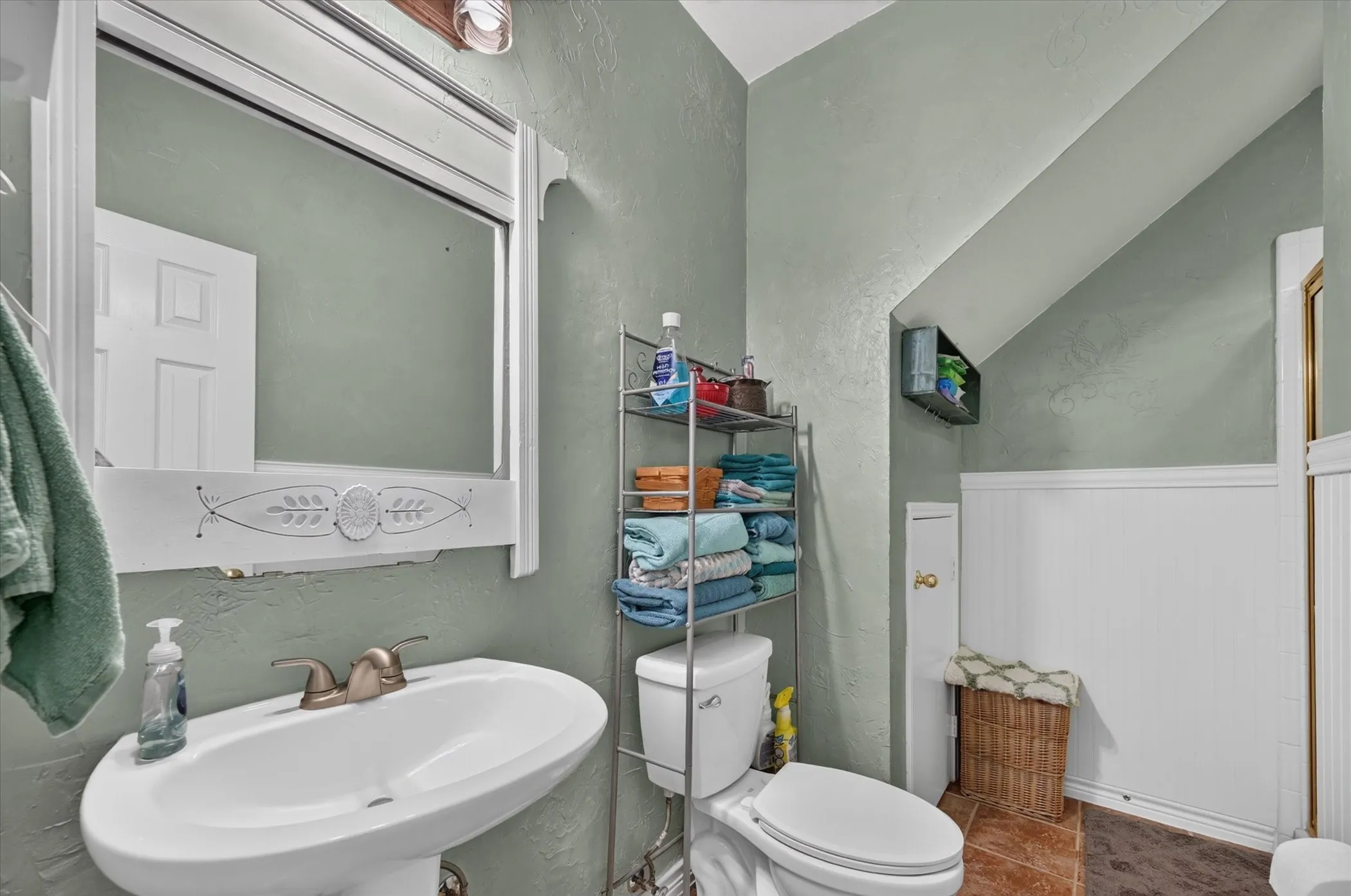 2nd bathroom in 1st floor