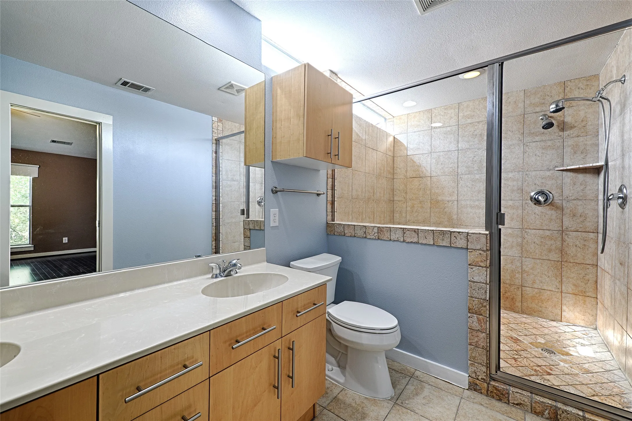 Townhouse For Sale in Dallas County , 1207 Urban Lofts Drive, Dallas, Texas 75215, 2 Bedroom, 2 Bathroom, 2 Garage spaces, 2,003 Sqft, built in 2007, mls#21359448, Real Estate Agent in Dallas, Homes For Sale in Dallas county, Homes For Sale in Dallas, Realtor in Dallas Texas, Real Estate Brokerage Independent Realty Texas, Luminita Cordes Realtor