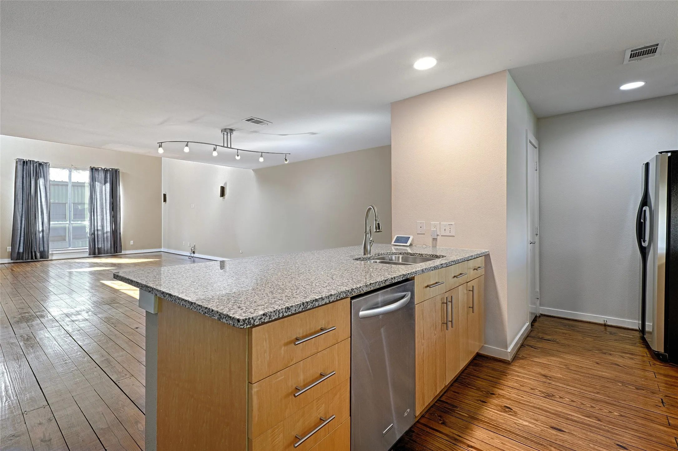 Townhouse For Sale in Dallas County , 1207 Urban Lofts Drive, Dallas, Texas 75215, 2 Bedroom, 2 Bathroom, 2 Garage spaces, 2,003 Sqft, built in 2007, mls#21359448, Real Estate Agent in Dallas, Homes For Sale in Dallas county, Homes For Sale in Dallas, Realtor in Dallas Texas, Real Estate Brokerage Independent Realty Texas, Luminita Cordes Realtor