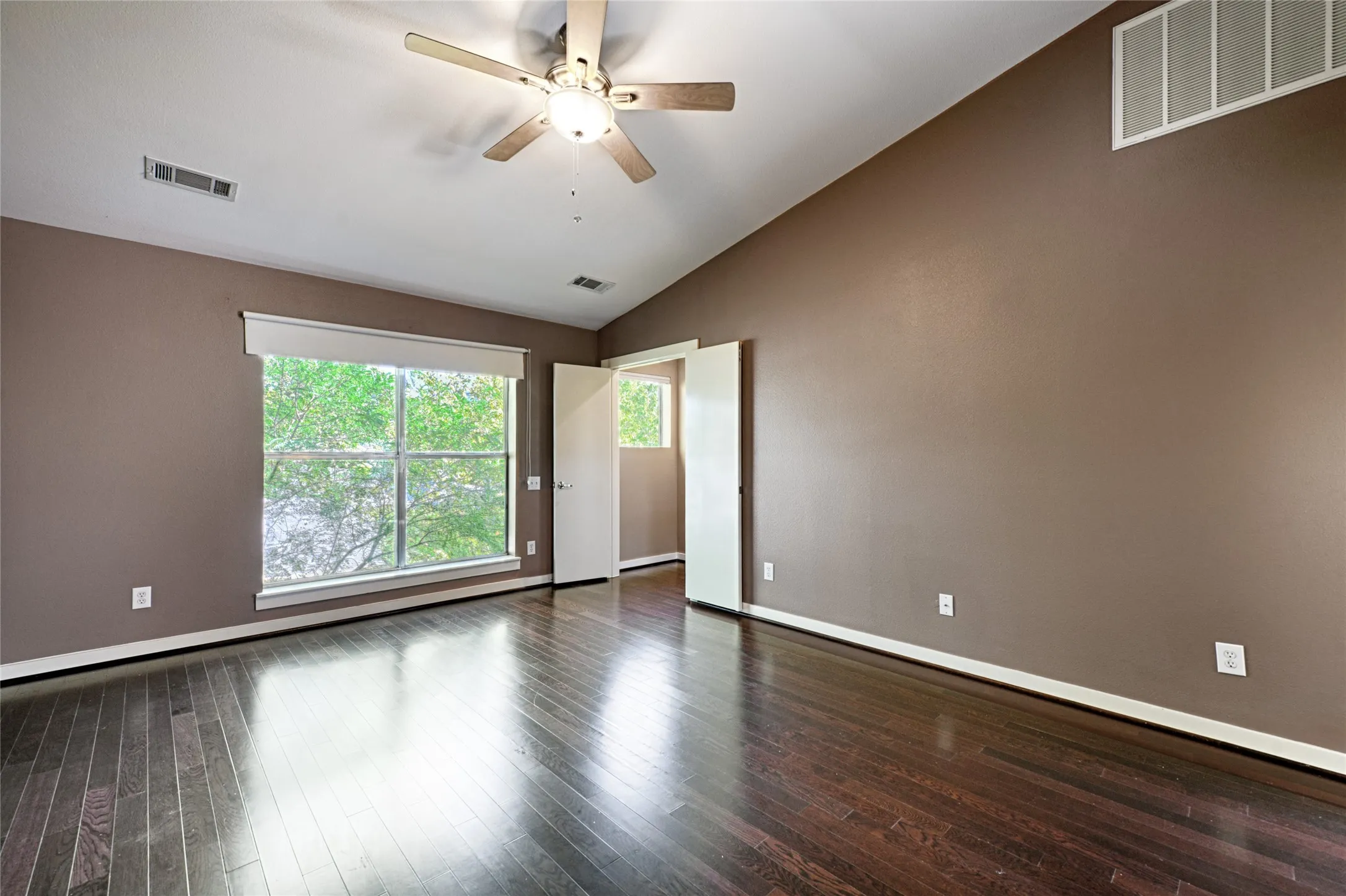 Townhouse For Sale in Dallas County , 1207 Urban Lofts Drive, Dallas, Texas 75215, 2 Bedroom, 2 Bathroom, 2 Garage spaces, 2,003 Sqft, built in 2007, mls#21359448, Real Estate Agent in Dallas, Homes For Sale in Dallas county, Homes For Sale in Dallas, Realtor in Dallas Texas, Real Estate Brokerage Independent Realty Texas, Luminita Cordes Realtor