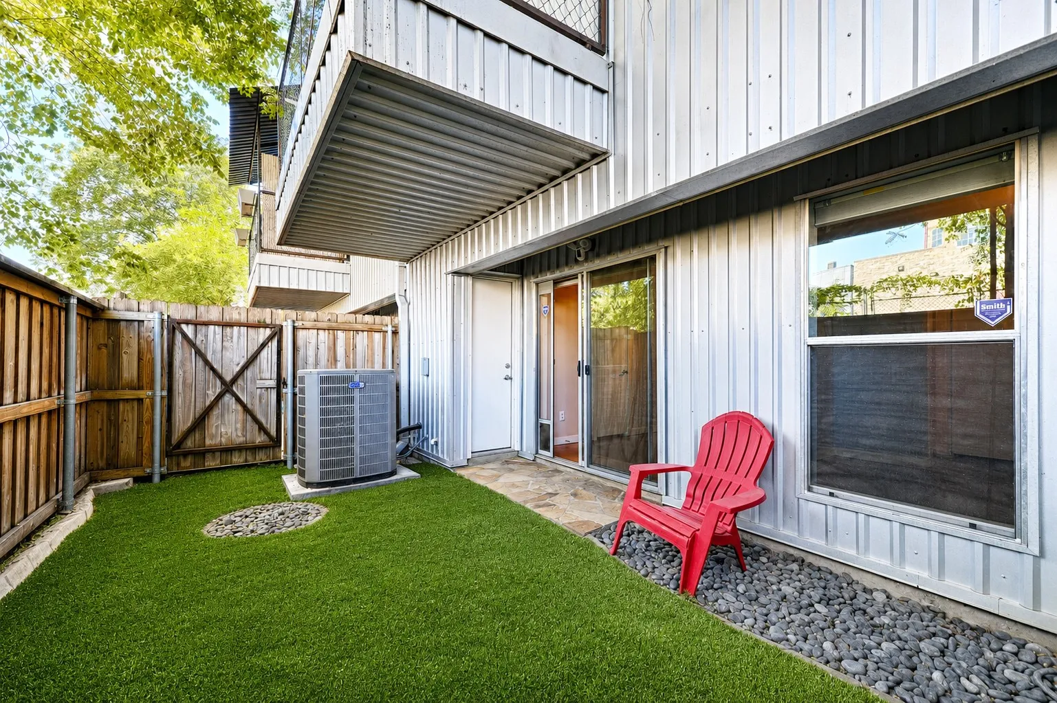 Townhouse For Sale in Dallas County , 1207 Urban Lofts Drive, Dallas, Texas 75215, 2 Bedroom, 2 Bathroom, 2 Garage spaces, 2,003 Sqft, built in 2007, mls#21359448, Real Estate Agent in Dallas, Homes For Sale in Dallas county, Homes For Sale in Dallas, Realtor in Dallas Texas, Real Estate Brokerage Independent Realty Texas, Luminita Cordes Realtor