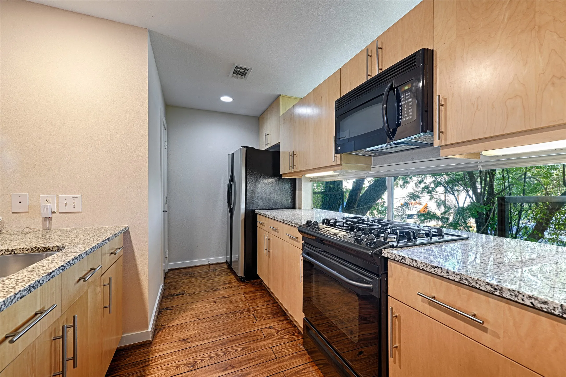 Townhouse For Sale in Dallas County , 1207 Urban Lofts Drive, Dallas, Texas 75215, 2 Bedroom, 2 Bathroom, 2 Garage spaces, 2,003 Sqft, built in 2007, mls#21359448, Real Estate Agent in Dallas, Homes For Sale in Dallas county, Homes For Sale in Dallas, Realtor in Dallas Texas, Real Estate Brokerage Independent Realty Texas, Luminita Cordes Realtor