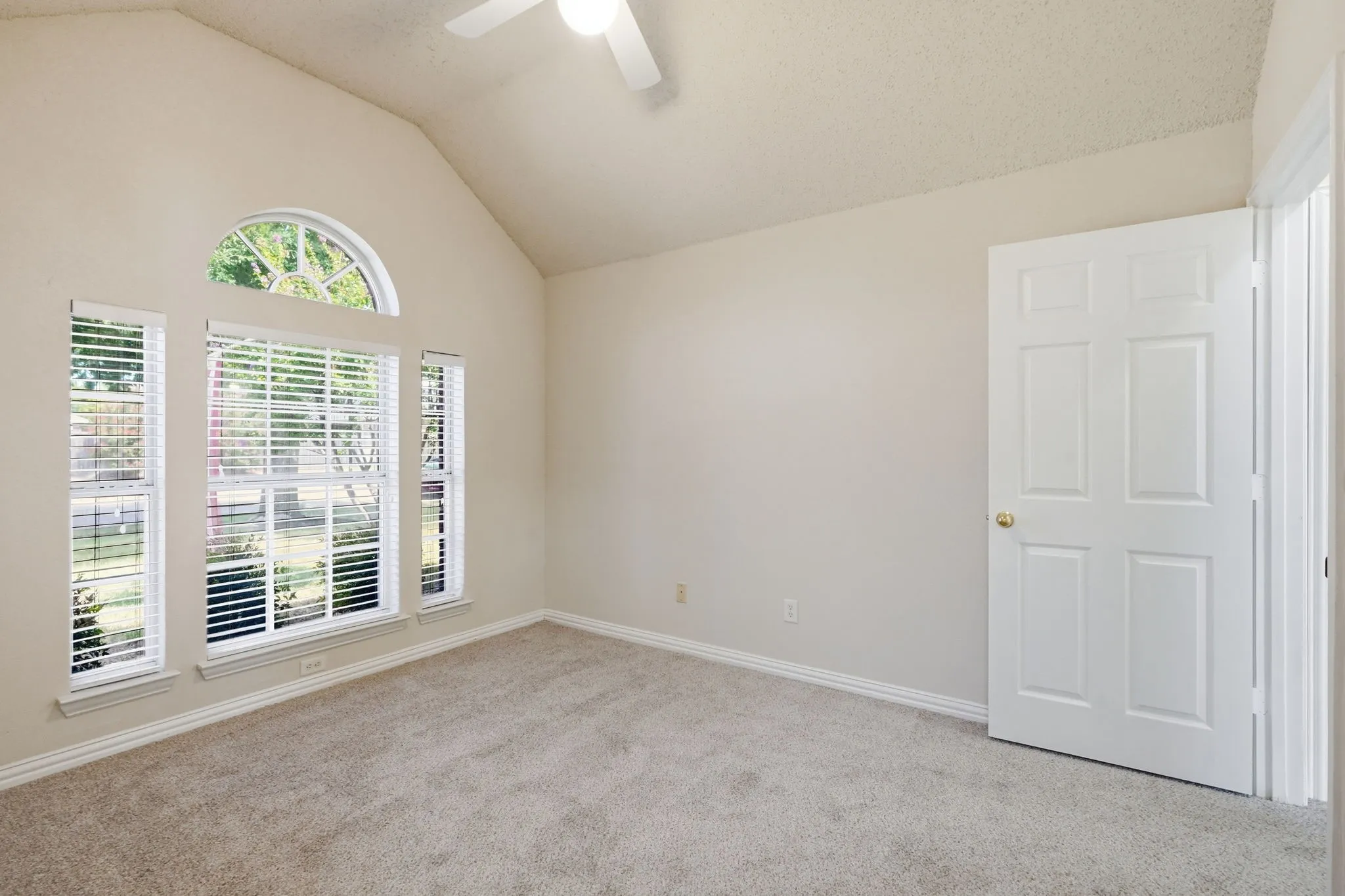 Single Family Residence For Sale in Johnson County , 1121 SW Hillside Drive, Burleson, Texas 76028, 4 Bedroom, 2 Bathroom, Garage spaces, 2,077 Sqft, built in 2001, mls#21242285, Real Estate Agent in Burleson, Homes For Sale in Johnson county, Homes For Sale in Burleson, Realtor in Burleson Texas, Real Estate Brokerage Independent Realty Texas, Luminita Cordes Realtor