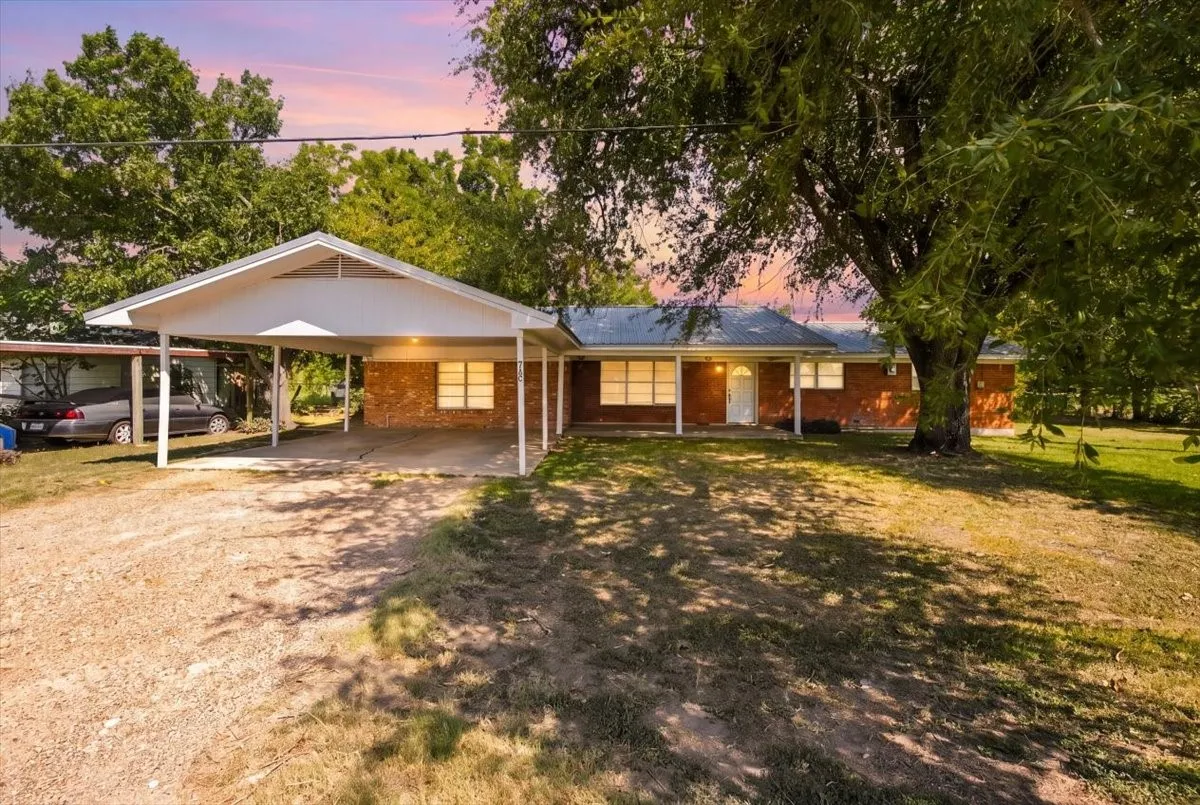 Single Family Residence For Sale in Falls County , 710 E Avenue A, Rosebud, Texas 76570, 4 Bedroom, 3 Bathroom, Garage spaces, 1,852 Sqft, built in 1960, mls#21354742, Real Estate Agent in Rosebud, Homes For Sale in Falls county, Homes For Sale in Rosebud, Realtor in Rosebud Texas, Real Estate Brokerage Independent Realty Texas, Luminita Cordes Realtor