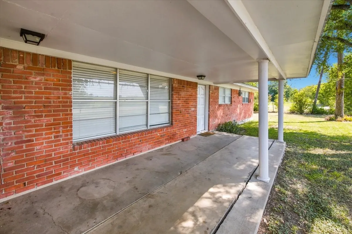 Single Family Residence For Sale in Falls County , 710 E Avenue A, Rosebud, Texas 76570, 4 Bedroom, 3 Bathroom, Garage spaces, 1,852 Sqft, built in 1960, mls#21354742, Real Estate Agent in Rosebud, Homes For Sale in Falls county, Homes For Sale in Rosebud, Realtor in Rosebud Texas, Real Estate Brokerage Independent Realty Texas, Luminita Cordes Realtor