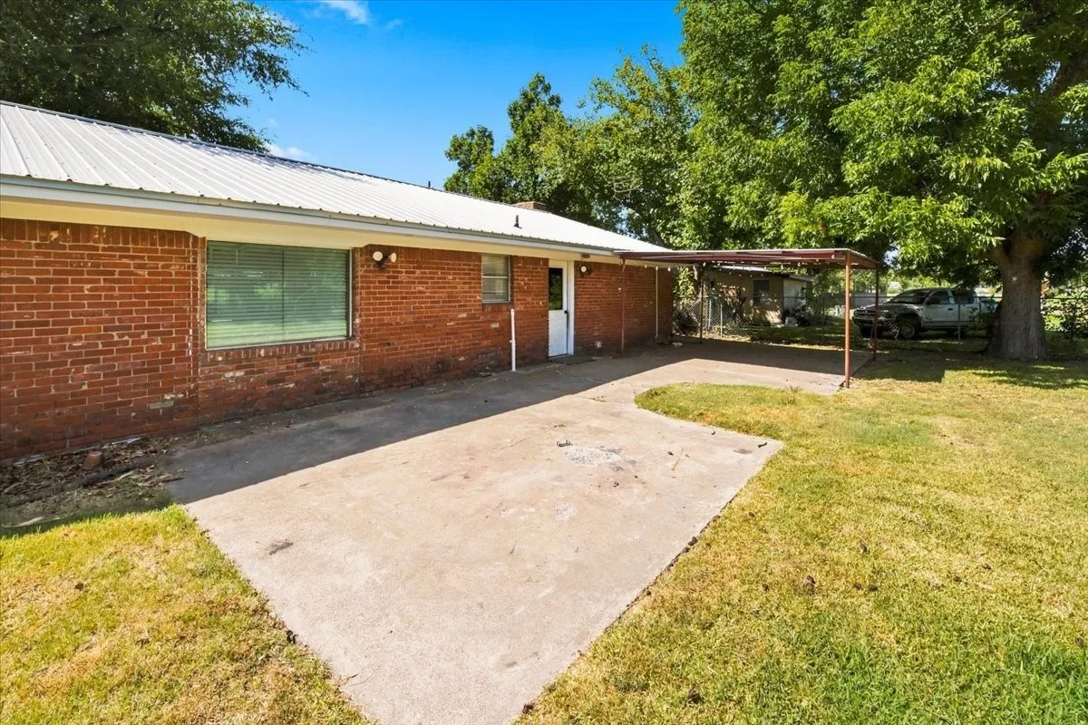 Single Family Residence For Sale in Falls County , 710 E Avenue A, Rosebud, Texas 76570, 4 Bedroom, 3 Bathroom, Garage spaces, 1,852 Sqft, built in 1960, mls#21354742, Real Estate Agent in Rosebud, Homes For Sale in Falls county, Homes For Sale in Rosebud, Realtor in Rosebud Texas, Real Estate Brokerage Independent Realty Texas, Luminita Cordes Realtor