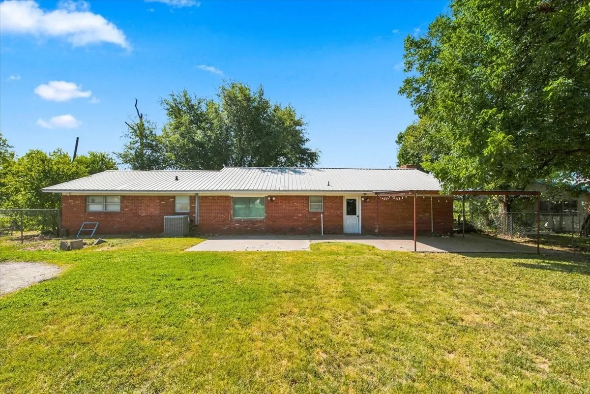 Single Family Residence For Sale in Falls County , 710 E Avenue A, Rosebud, Texas 76570, 4 Bedroom, 3 Bathroom, Garage spaces, 1,852 Sqft, built in 1960, mls#21354742, Real Estate Agent in Rosebud, Homes For Sale in Falls county, Homes For Sale in Rosebud, Realtor in Rosebud Texas, Real Estate Brokerage Independent Realty Texas, Luminita Cordes Realtor