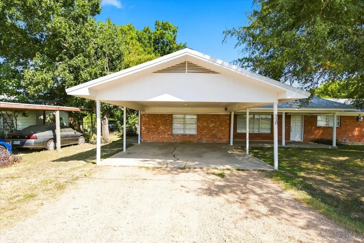 Single Family Residence For Sale in Falls County , 710 E Avenue A, Rosebud, Texas 76570, 4 Bedroom, 3 Bathroom, Garage spaces, 1,852 Sqft, built in 1960, mls#21354742, Real Estate Agent in Rosebud, Homes For Sale in Falls county, Homes For Sale in Rosebud, Realtor in Rosebud Texas, Real Estate Brokerage Independent Realty Texas, Luminita Cordes Realtor