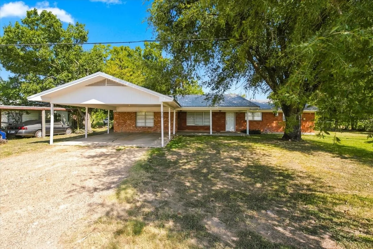 Single Family Residence For Sale in Falls County , 710 E Avenue A, Rosebud, Texas 76570, 4 Bedroom, 3 Bathroom, Garage spaces, 1,852 Sqft, built in 1960, mls#21354742, Real Estate Agent in Rosebud, Homes For Sale in Falls county, Homes For Sale in Rosebud, Realtor in Rosebud Texas, Real Estate Brokerage Independent Realty Texas, Luminita Cordes Realtor
