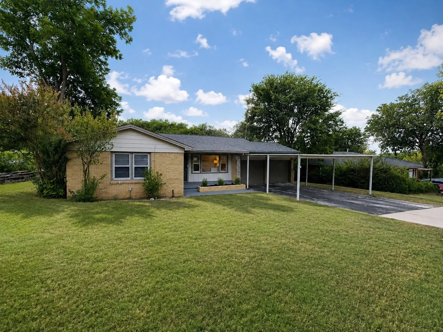 Single Family Residence For Sale in Tarrant County , 4305 Highland Lake Drive, Lake Worth, Texas 76135, 3 Bedroom, 2 Bathroom, 2 Garage spaces, 1,466 Sqft, built in 1956, mls#21359391, Real Estate Agent in Lake Worth, Homes For Sale in Tarrant county, Homes For Sale in Lake Worth, Realtor in Lake Worth Texas, Real Estate Brokerage Independent Realty Texas, Luminita Cordes Realtor