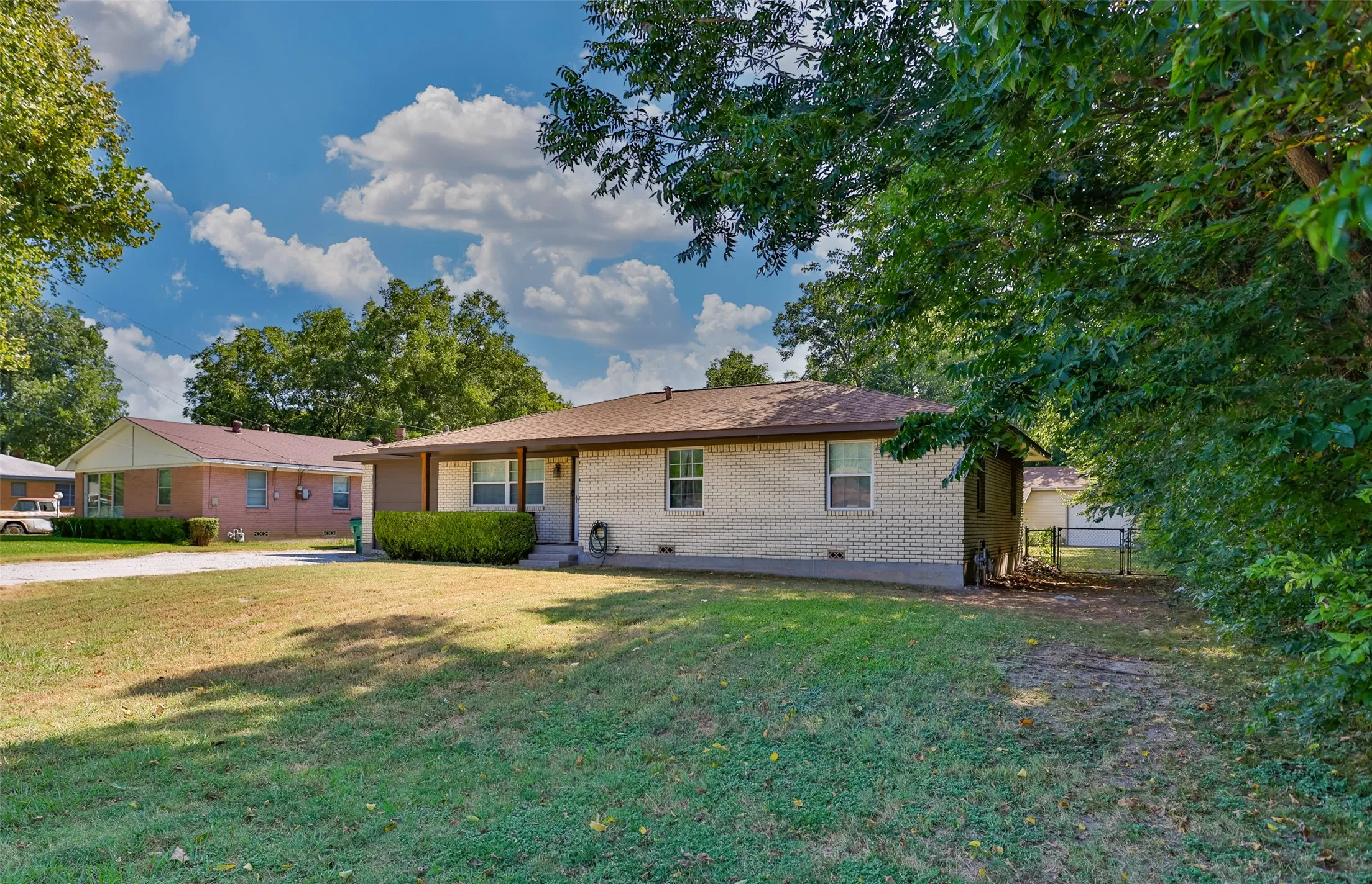 Single Family Residence For Sale in Cooke County , 1634 Old Denton Road, Gainesville, Texas 76240, 3 Bedroom, 3 Bathroom, Garage spaces, 1,768 Sqft, built in 1958, mls#21358053, Real Estate Agent in Gainesville, Homes For Sale in Cooke county, Homes For Sale in Gainesville, Realtor in Gainesville Texas, Real Estate Brokerage Independent Realty Texas, Luminita Cordes Realtor