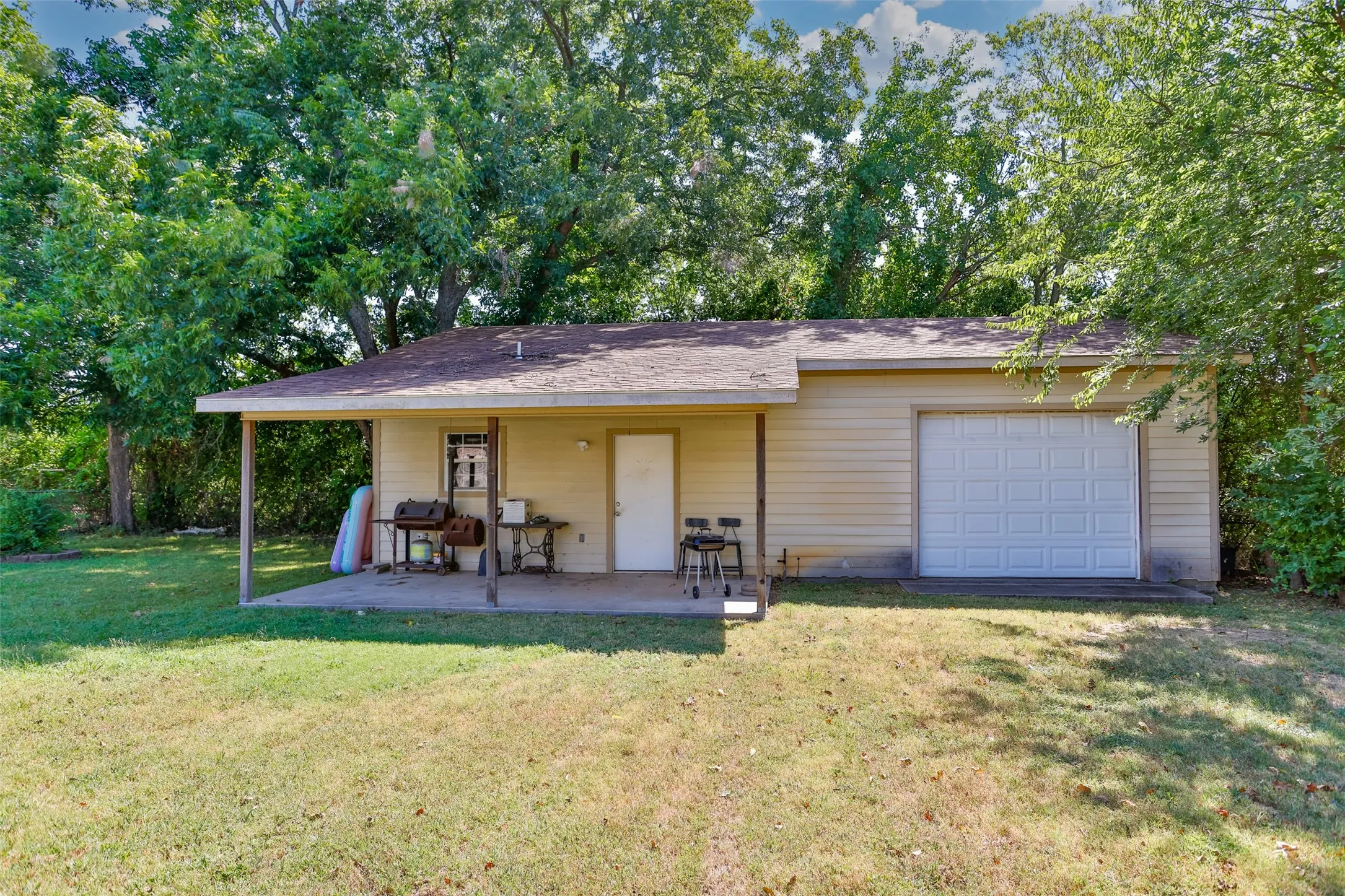 Single Family Residence For Sale in Cooke County , 1634 Old Denton Road, Gainesville, Texas 76240, 3 Bedroom, 3 Bathroom, Garage spaces, 1,768 Sqft, built in 1958, mls#21358053, Real Estate Agent in Gainesville, Homes For Sale in Cooke county, Homes For Sale in Gainesville, Realtor in Gainesville Texas, Real Estate Brokerage Independent Realty Texas, Luminita Cordes Realtor