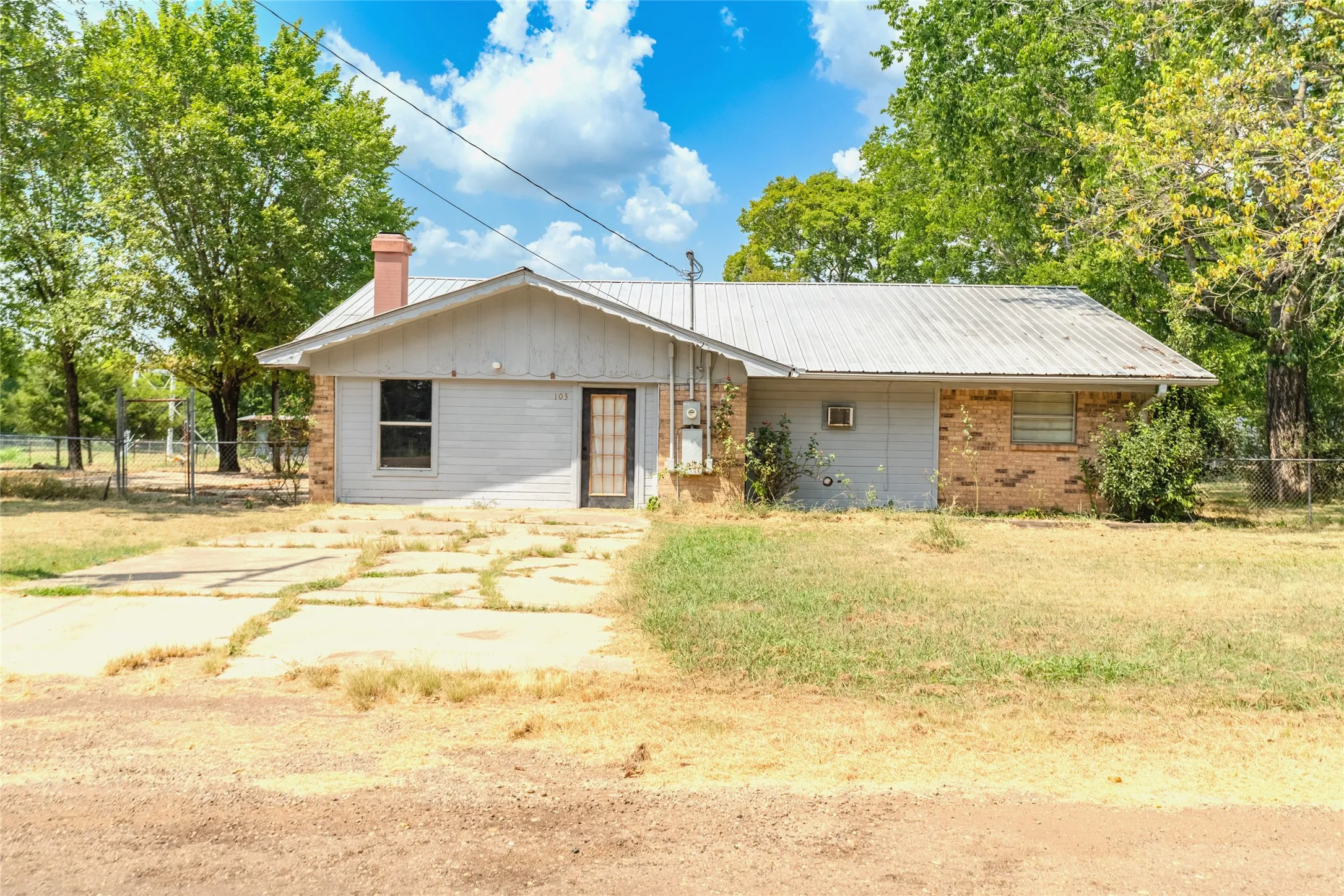 Single Family Residence For Sale in Titus County , 103 W Lide Street, Talco, Texas 75487, 3 Bedroom, 2 Bathroom, Garage spaces, 1,866 Sqft, built in 1968, mls#21359690, Real Estate Agent in Talco, Homes For Sale in Titus county, Homes For Sale in Talco, Realtor in Talco Texas, Real Estate Brokerage Independent Realty Texas, Luminita Cordes Realtor
