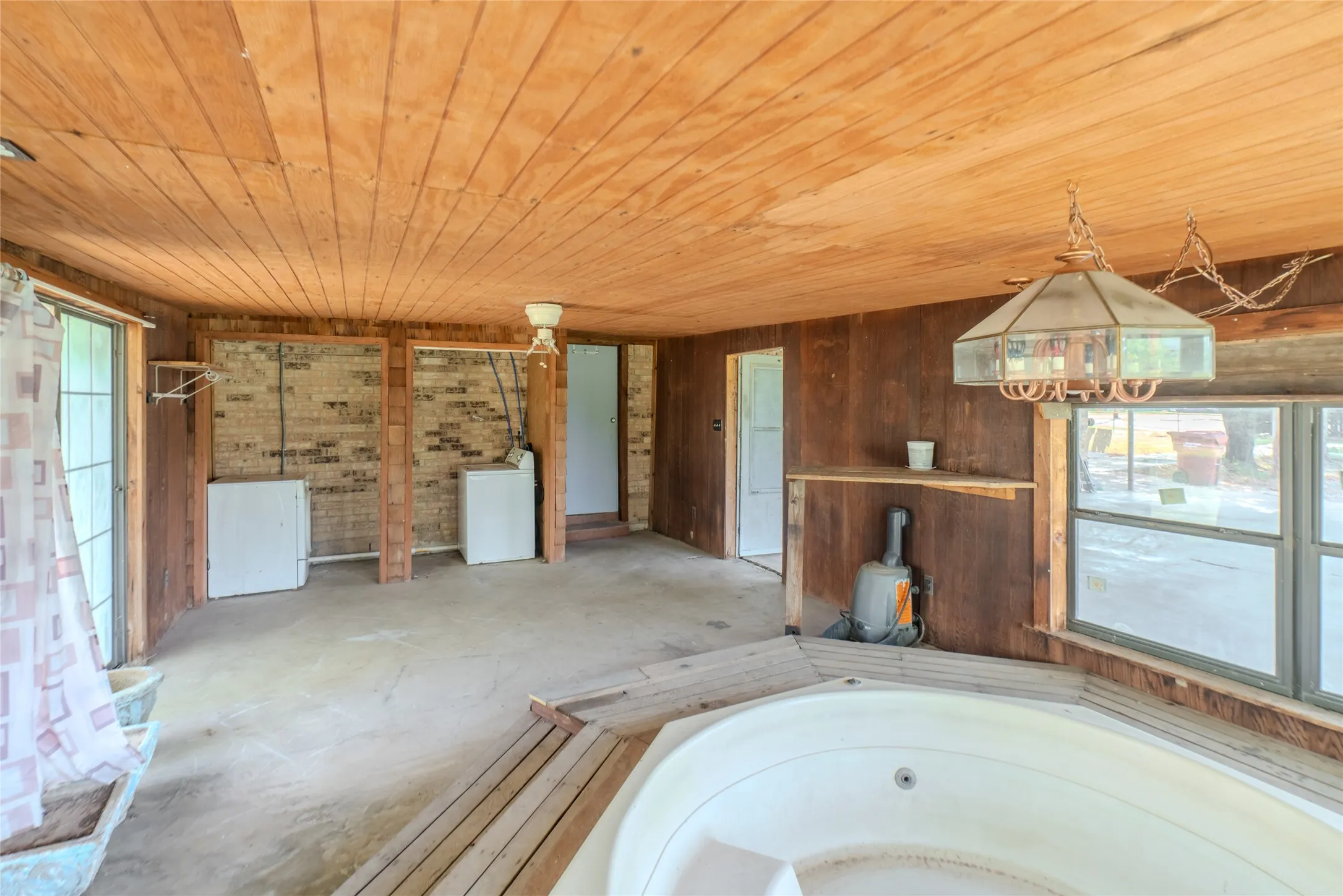 Single Family Residence For Sale in Titus County , 103 W Lide Street, Talco, Texas 75487, 3 Bedroom, 2 Bathroom, Garage spaces, 1,866 Sqft, built in 1968, mls#21359690, Real Estate Agent in Talco, Homes For Sale in Titus county, Homes For Sale in Talco, Realtor in Talco Texas, Real Estate Brokerage Independent Realty Texas, Luminita Cordes Realtor