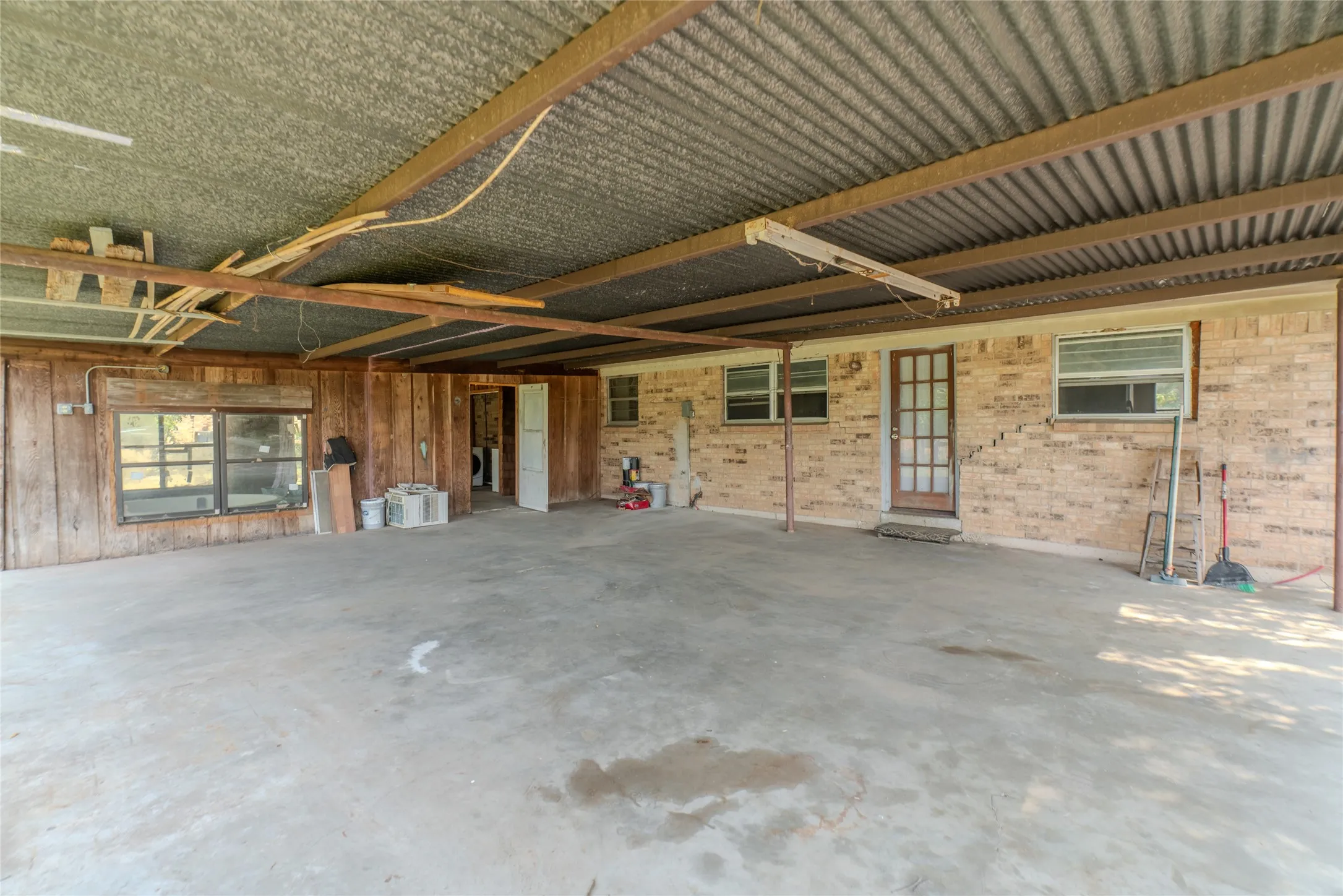 Single Family Residence For Sale in Titus County , 103 W Lide Street, Talco, Texas 75487, 3 Bedroom, 2 Bathroom, Garage spaces, 1,866 Sqft, built in 1968, mls#21359690, Real Estate Agent in Talco, Homes For Sale in Titus county, Homes For Sale in Talco, Realtor in Talco Texas, Real Estate Brokerage Independent Realty Texas, Luminita Cordes Realtor