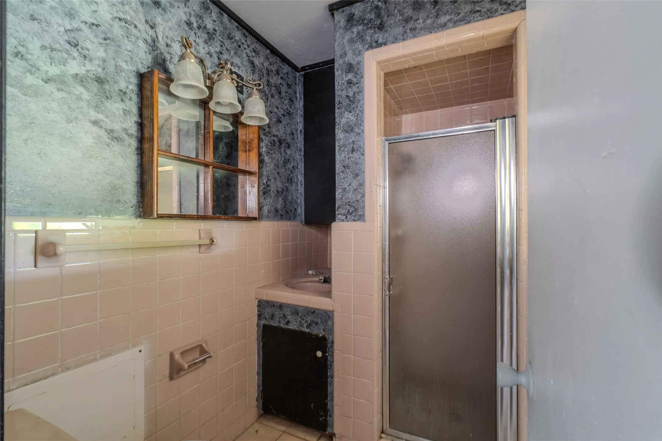 Single Family Residence For Sale in Titus County , 103 W Lide Street, Talco, Texas 75487, 3 Bedroom, 2 Bathroom, Garage spaces, 1,866 Sqft, built in 1968, mls#21359690, Real Estate Agent in Talco, Homes For Sale in Titus county, Homes For Sale in Talco, Realtor in Talco Texas, Real Estate Brokerage Independent Realty Texas, Luminita Cordes Realtor