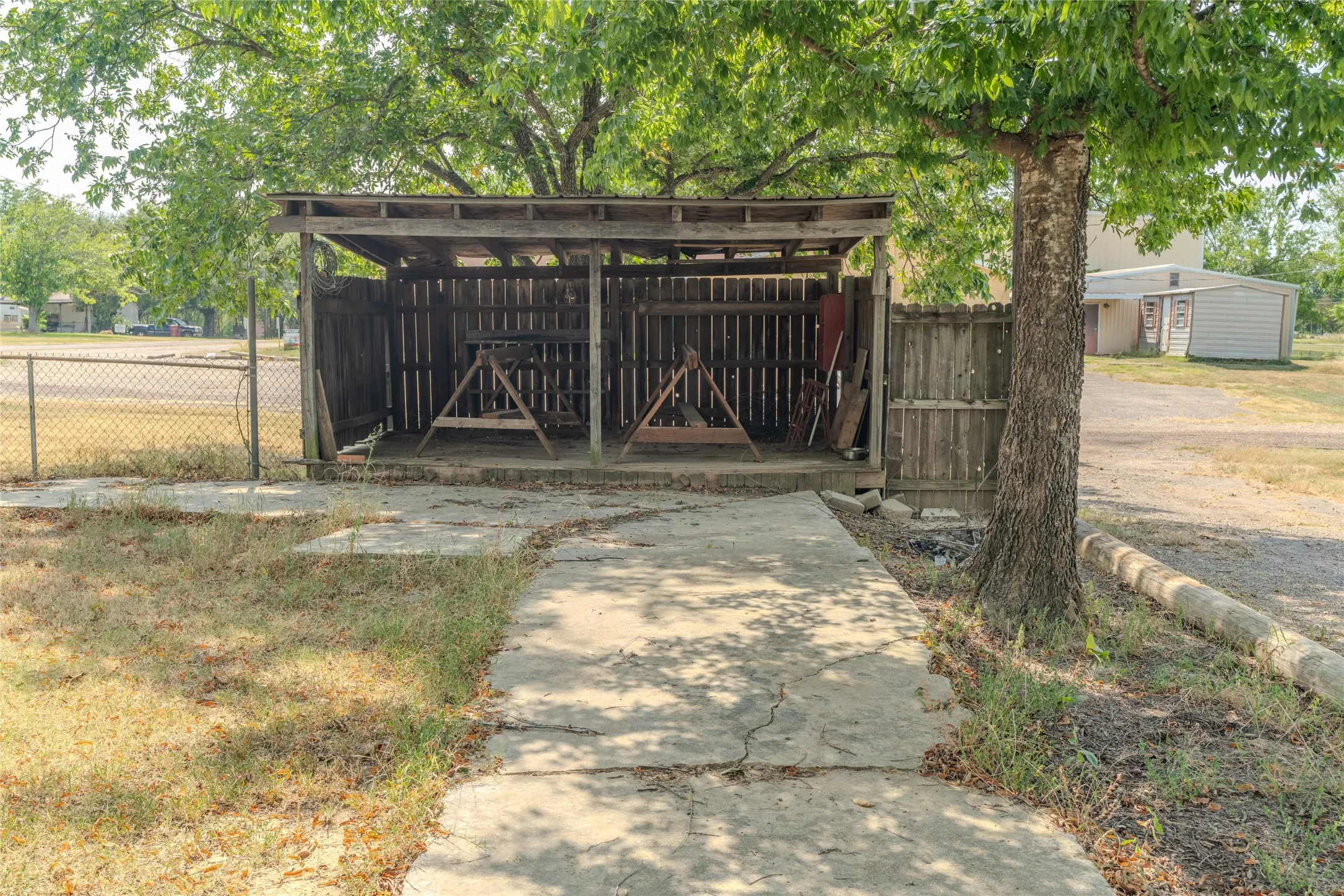 Single Family Residence For Sale in Titus County , 103 W Lide Street, Talco, Texas 75487, 3 Bedroom, 2 Bathroom, Garage spaces, 1,866 Sqft, built in 1968, mls#21359690, Real Estate Agent in Talco, Homes For Sale in Titus county, Homes For Sale in Talco, Realtor in Talco Texas, Real Estate Brokerage Independent Realty Texas, Luminita Cordes Realtor