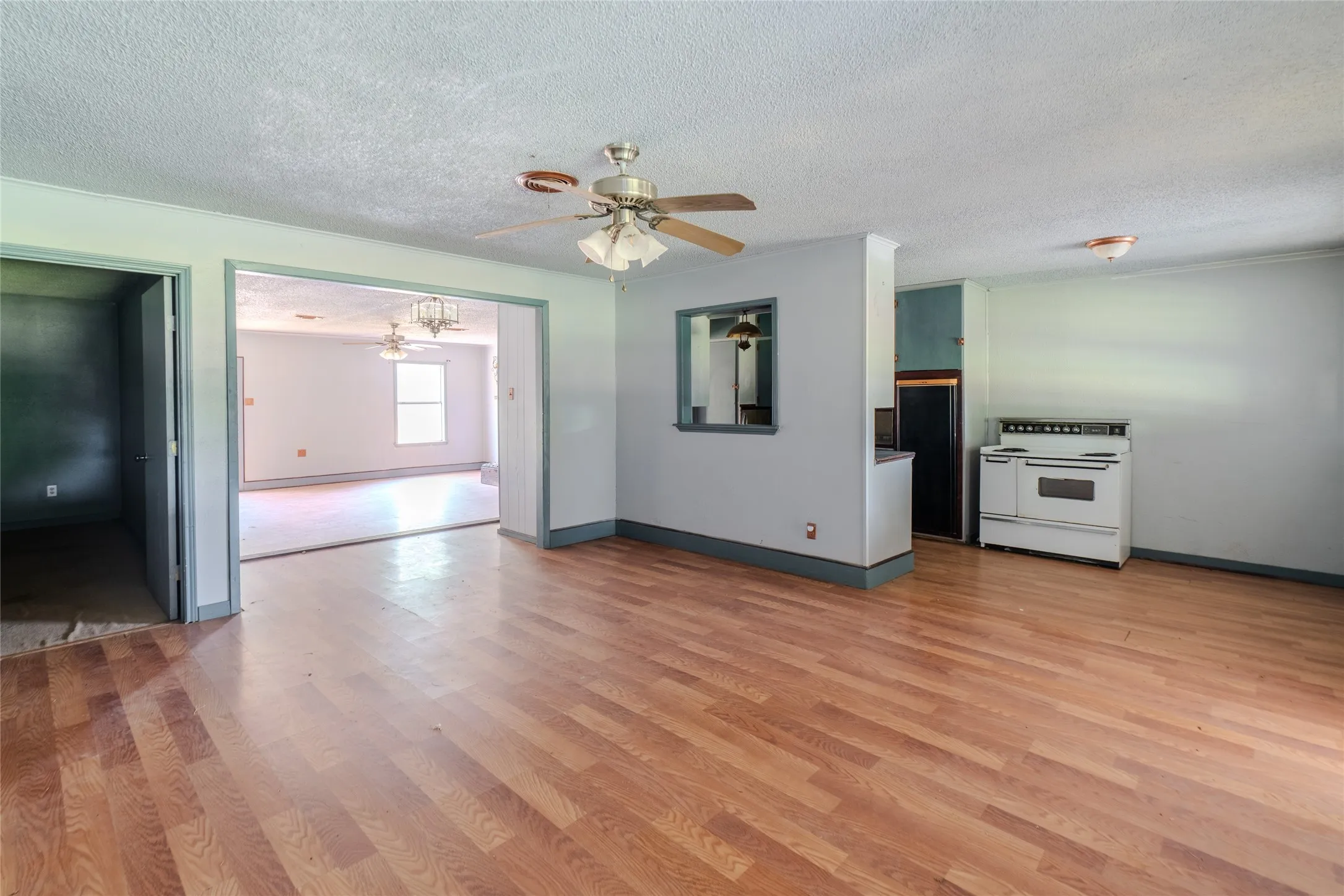 Single Family Residence For Sale in Titus County , 103 W Lide Street, Talco, Texas 75487, 3 Bedroom, 2 Bathroom, Garage spaces, 1,866 Sqft, built in 1968, mls#21359690, Real Estate Agent in Talco, Homes For Sale in Titus county, Homes For Sale in Talco, Realtor in Talco Texas, Real Estate Brokerage Independent Realty Texas, Luminita Cordes Realtor