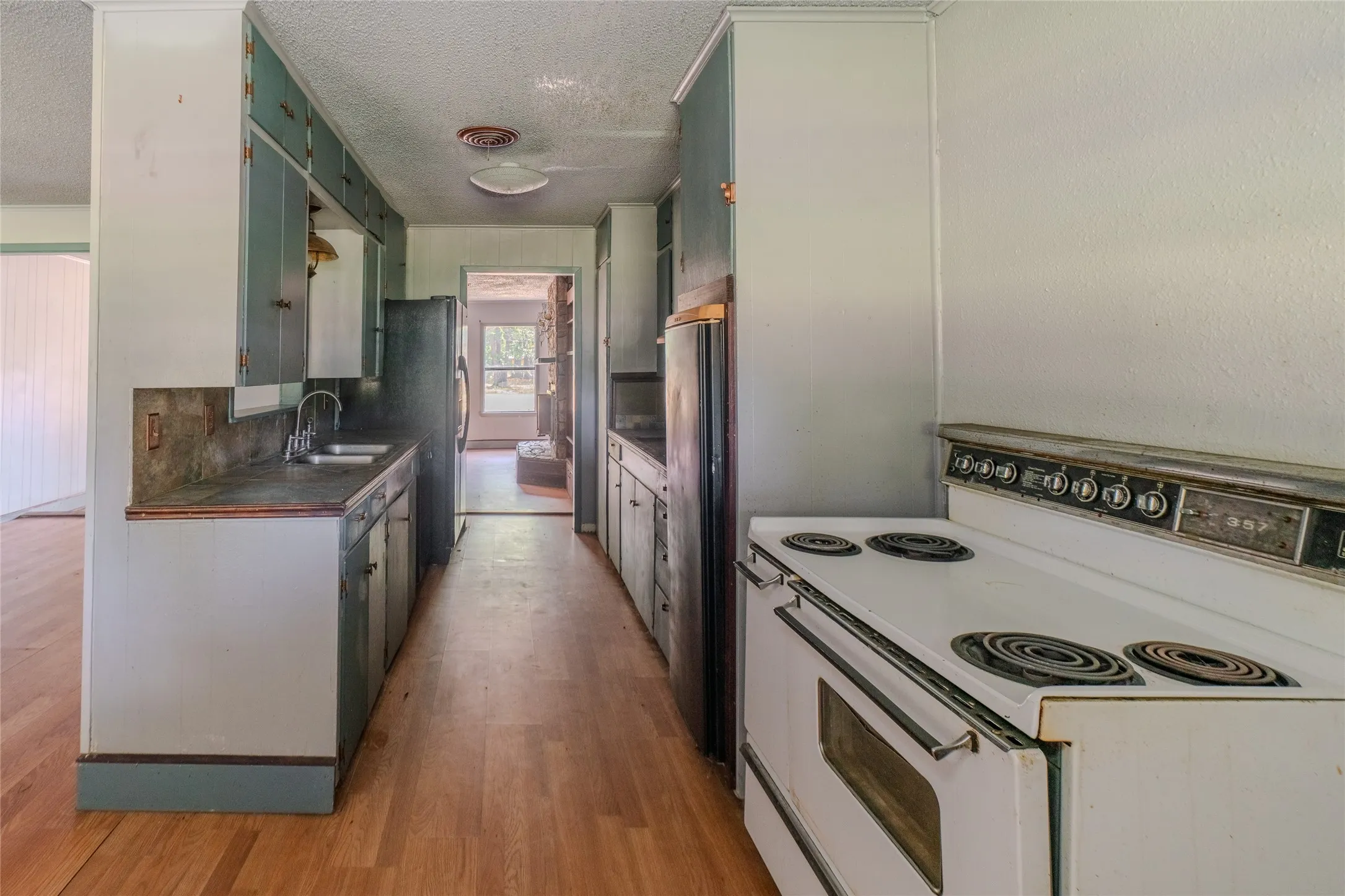Single Family Residence For Sale in Titus County , 103 W Lide Street, Talco, Texas 75487, 3 Bedroom, 2 Bathroom, Garage spaces, 1,866 Sqft, built in 1968, mls#21359690, Real Estate Agent in Talco, Homes For Sale in Titus county, Homes For Sale in Talco, Realtor in Talco Texas, Real Estate Brokerage Independent Realty Texas, Luminita Cordes Realtor