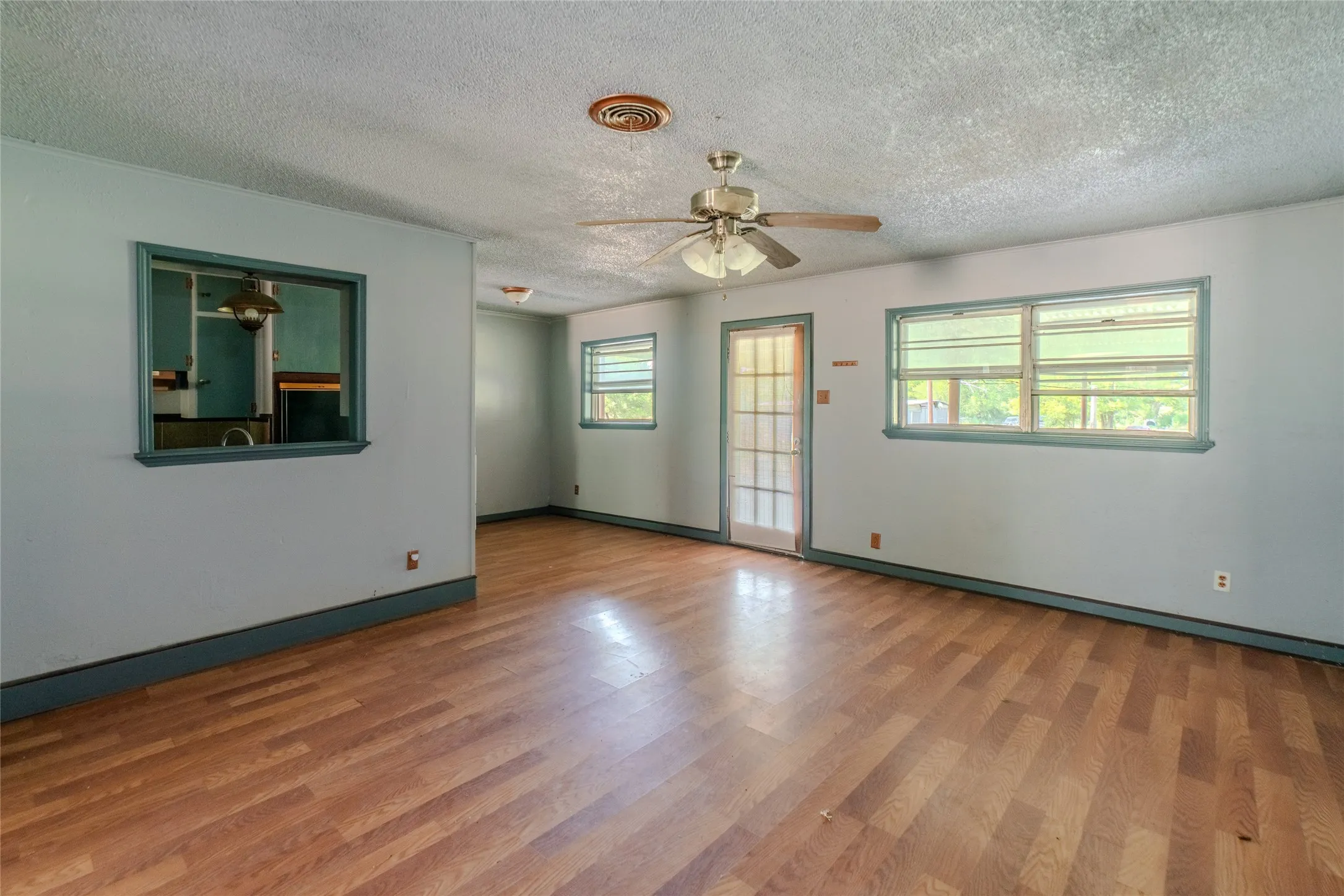 Single Family Residence For Sale in Titus County , 103 W Lide Street, Talco, Texas 75487, 3 Bedroom, 2 Bathroom, Garage spaces, 1,866 Sqft, built in 1968, mls#21359690, Real Estate Agent in Talco, Homes For Sale in Titus county, Homes For Sale in Talco, Realtor in Talco Texas, Real Estate Brokerage Independent Realty Texas, Luminita Cordes Realtor