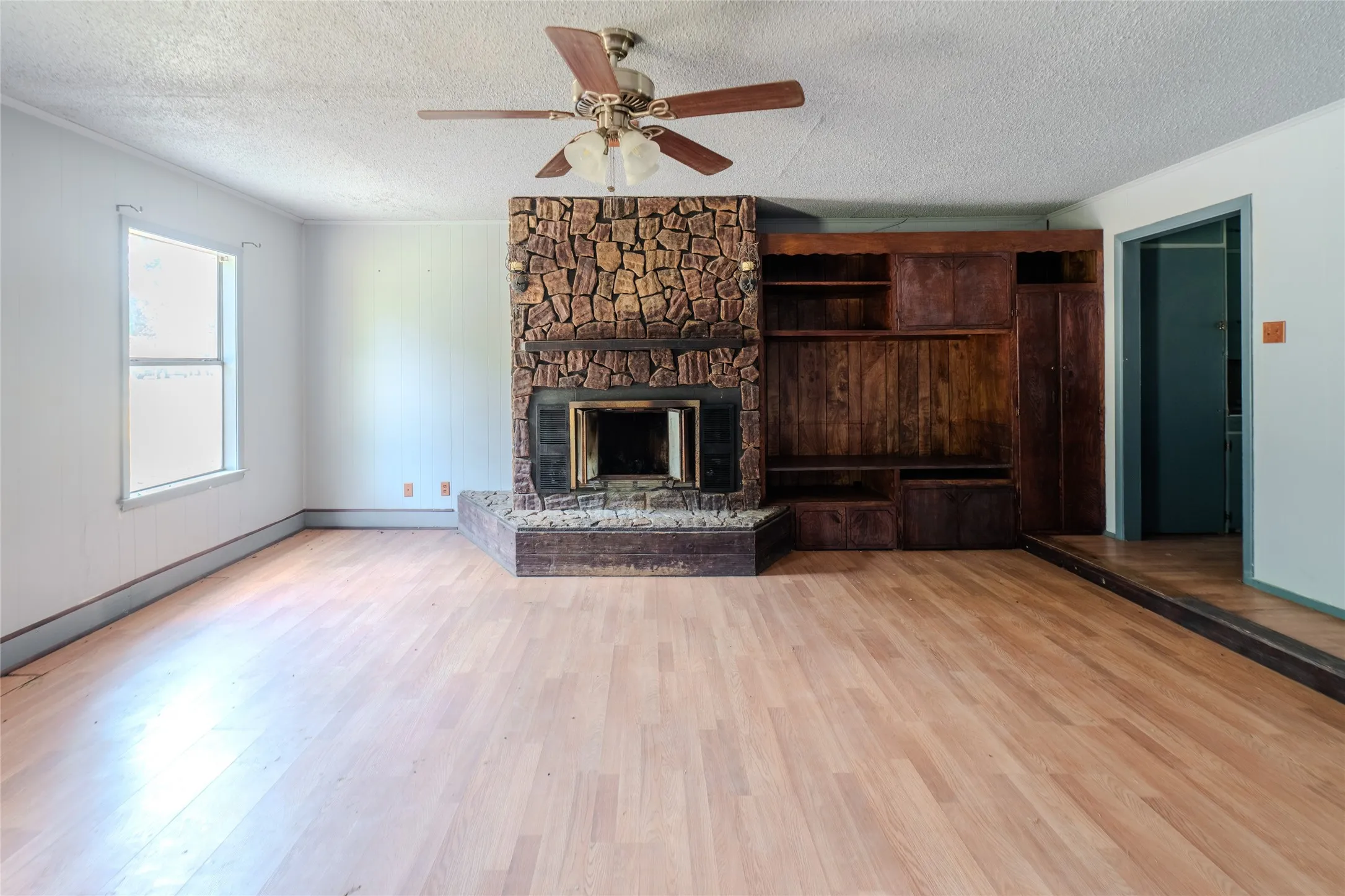 Single Family Residence For Sale in Titus County , 103 W Lide Street, Talco, Texas 75487, 3 Bedroom, 2 Bathroom, Garage spaces, 1,866 Sqft, built in 1968, mls#21359690, Real Estate Agent in Talco, Homes For Sale in Titus county, Homes For Sale in Talco, Realtor in Talco Texas, Real Estate Brokerage Independent Realty Texas, Luminita Cordes Realtor