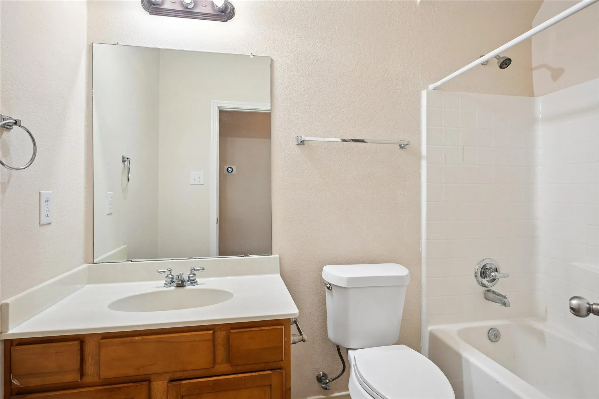 Single Family Residence For Sale in Collin County , 608 Bonham Drive, Lavon, Texas 75166, 3 Bedroom, 3 Bathroom, 2 Garage spaces, 2,023 Sqft, built in 2006, mls#21359039, Real Estate Agent in Lavon, Homes For Sale in Collin county, Homes For Sale in Lavon, Realtor in Lavon Texas, Real Estate Brokerage Independent Realty Texas, Luminita Cordes Realtor