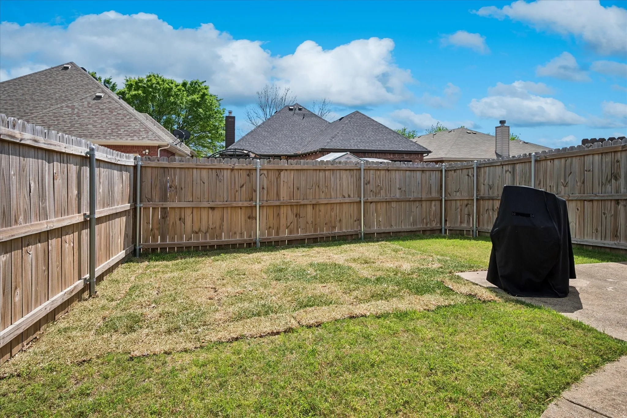 Single Family Residence For Sale in Collin County , 608 Bonham Drive, Lavon, Texas 75166, 3 Bedroom, 3 Bathroom, 2 Garage spaces, 2,023 Sqft, built in 2006, mls#21359039, Real Estate Agent in Lavon, Homes For Sale in Collin county, Homes For Sale in Lavon, Realtor in Lavon Texas, Real Estate Brokerage Independent Realty Texas, Luminita Cordes Realtor