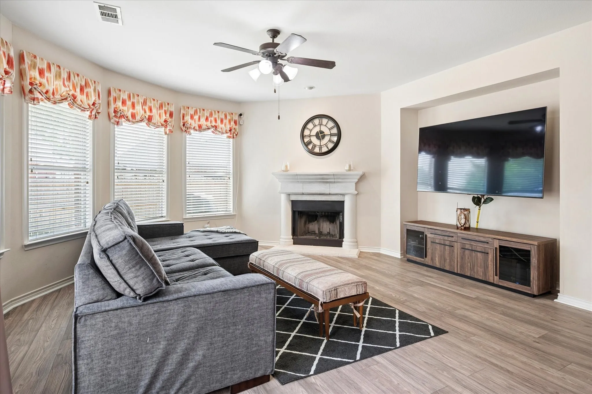 Single Family Residence For Sale in Collin County , 608 Bonham Drive, Lavon, Texas 75166, 3 Bedroom, 3 Bathroom, 2 Garage spaces, 2,023 Sqft, built in 2006, mls#21359039, Real Estate Agent in Lavon, Homes For Sale in Collin county, Homes For Sale in Lavon, Realtor in Lavon Texas, Real Estate Brokerage Independent Realty Texas, Luminita Cordes Realtor