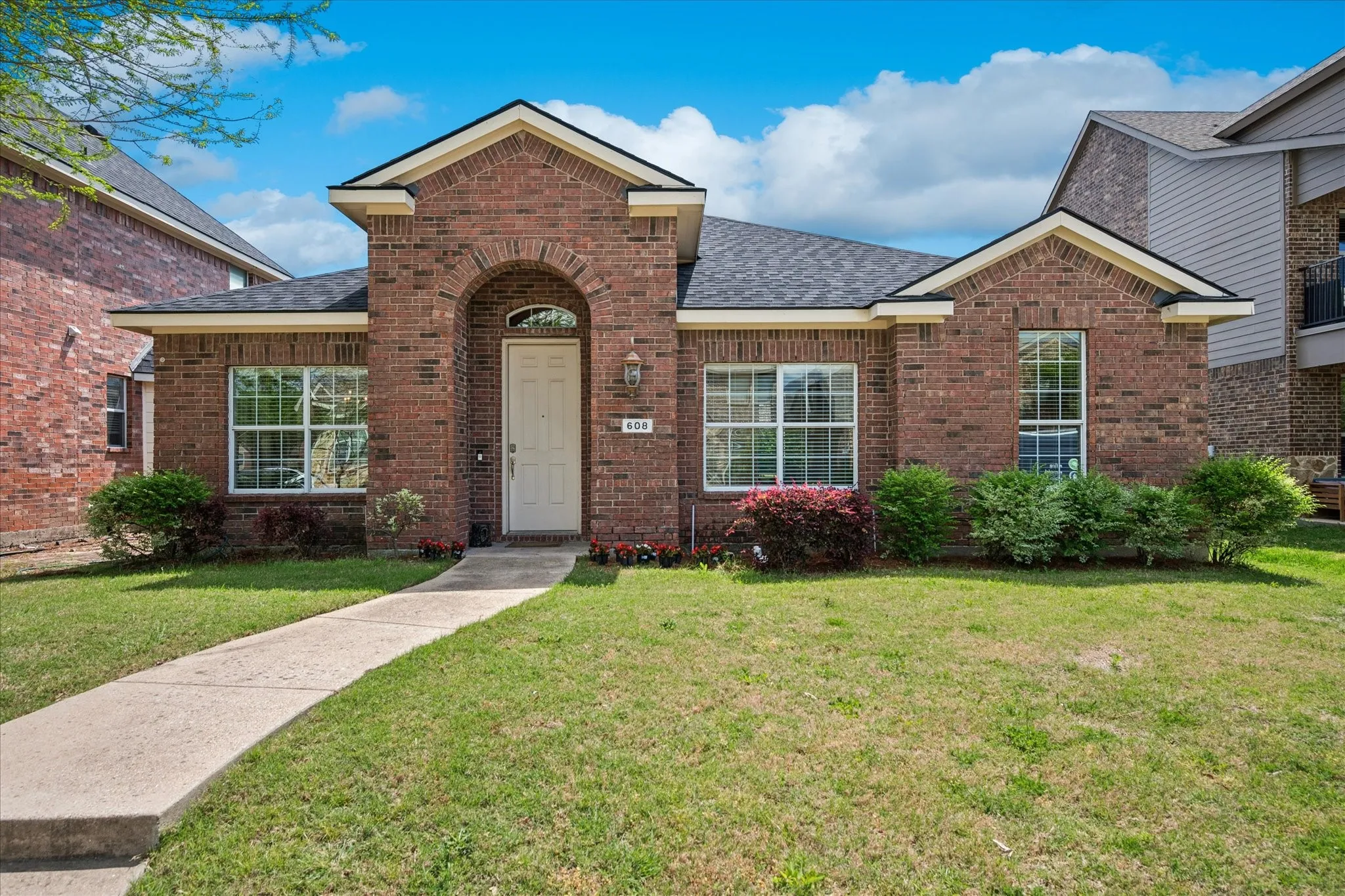 Single Family Residence For Sale in Collin County , 608 Bonham Drive, Lavon, Texas 75166, 3 Bedroom, 3 Bathroom, 2 Garage spaces, 2,023 Sqft, built in 2006, mls#21359039, Real Estate Agent in Lavon, Homes For Sale in Collin county, Homes For Sale in Lavon, Realtor in Lavon Texas, Real Estate Brokerage Independent Realty Texas, Luminita Cordes Realtor