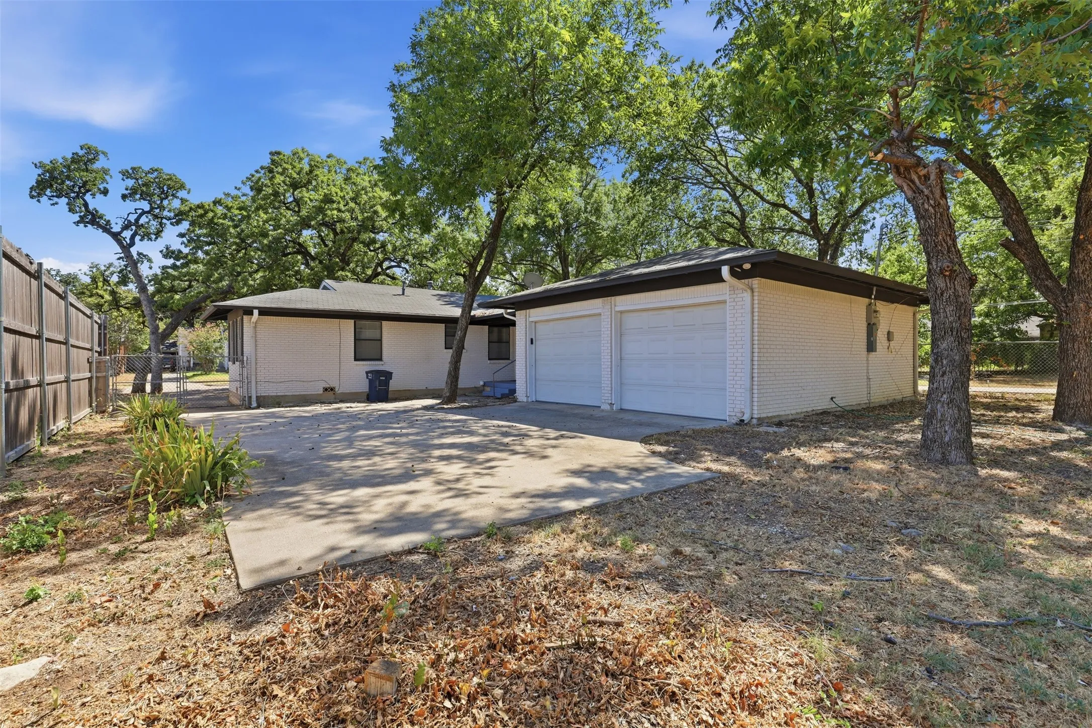 Single Family Residence For Sale in Tarrant County , 2321 Honeysuckle Avenue, Fort Worth, Texas 76111, 2 Bedroom, 2 Bathroom, 2 Garage spaces, 1,342 Sqft, built in 1957, mls#21339242, Real Estate Agent in Fort Worth, Homes For Sale in Tarrant county, Homes For Sale in Fort Worth, Realtor in Fort Worth Texas, Real Estate Brokerage Independent Realty Texas, Luminita Cordes Realtor