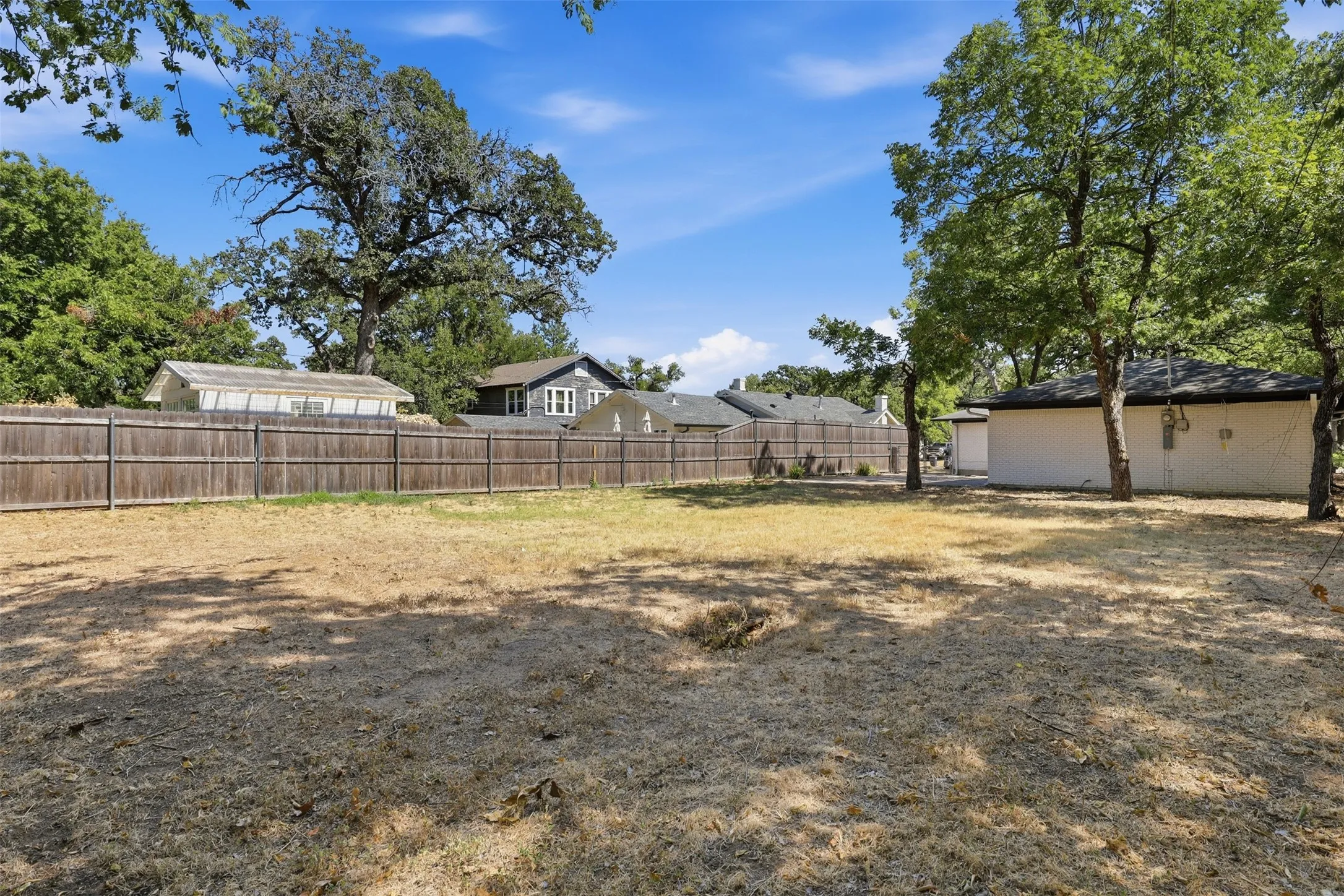 Single Family Residence For Sale in Tarrant County , 2321 Honeysuckle Avenue, Fort Worth, Texas 76111, 2 Bedroom, 2 Bathroom, 2 Garage spaces, 1,342 Sqft, built in 1957, mls#21339242, Real Estate Agent in Fort Worth, Homes For Sale in Tarrant county, Homes For Sale in Fort Worth, Realtor in Fort Worth Texas, Real Estate Brokerage Independent Realty Texas, Luminita Cordes Realtor