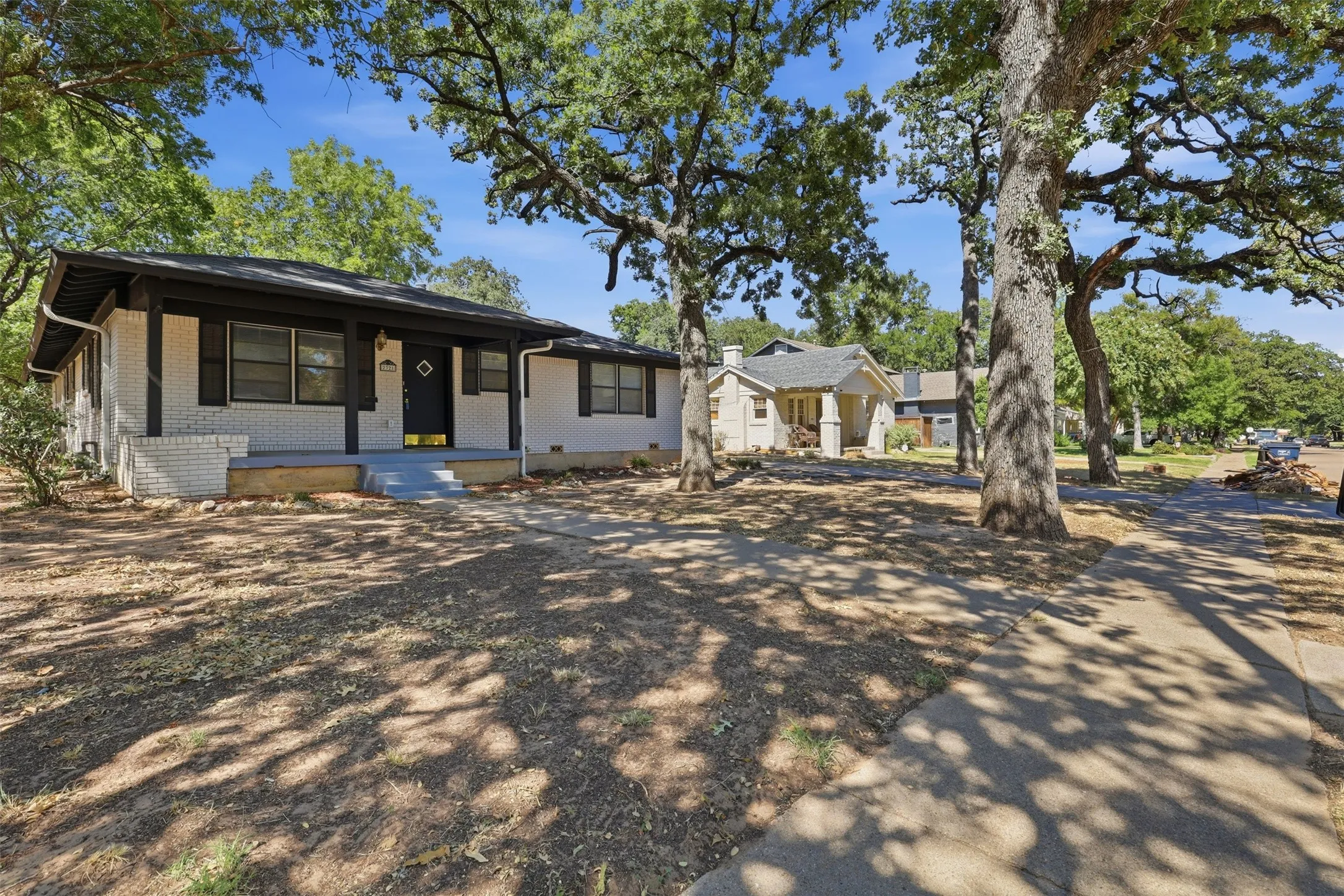 Single Family Residence For Sale in Tarrant County , 2321 Honeysuckle Avenue, Fort Worth, Texas 76111, 2 Bedroom, 2 Bathroom, 2 Garage spaces, 1,342 Sqft, built in 1957, mls#21339242, Real Estate Agent in Fort Worth, Homes For Sale in Tarrant county, Homes For Sale in Fort Worth, Realtor in Fort Worth Texas, Real Estate Brokerage Independent Realty Texas, Luminita Cordes Realtor