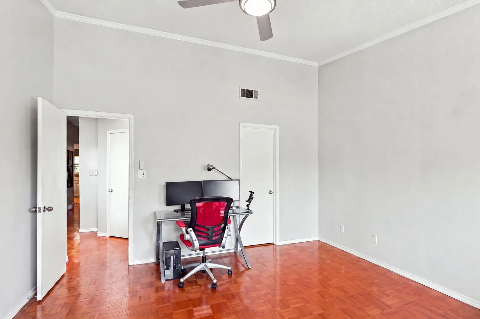 Condominium For Sale in Tarrant County , 400 Pebble Way 262, Arlington, Texas 76006, 2 Bedroom, 2 Bathroom, Garage spaces, 952 Sqft, built in 1983, mls#21357710, Real Estate Agent in Arlington, Homes For Sale in Tarrant county, Homes For Sale in Arlington, Realtor in Arlington Texas, Real Estate Brokerage Independent Realty Texas, Luminita Cordes Realtor