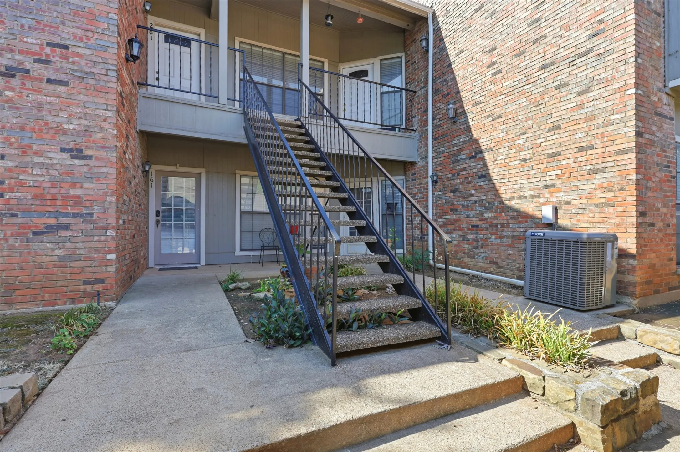 Condominium For Sale in Tarrant County , 400 Pebble Way 262, Arlington, Texas 76006, 2 Bedroom, 2 Bathroom, Garage spaces, 952 Sqft, built in 1983, mls#21357710, Real Estate Agent in Arlington, Homes For Sale in Tarrant county, Homes For Sale in Arlington, Realtor in Arlington Texas, Real Estate Brokerage Independent Realty Texas, Luminita Cordes Realtor