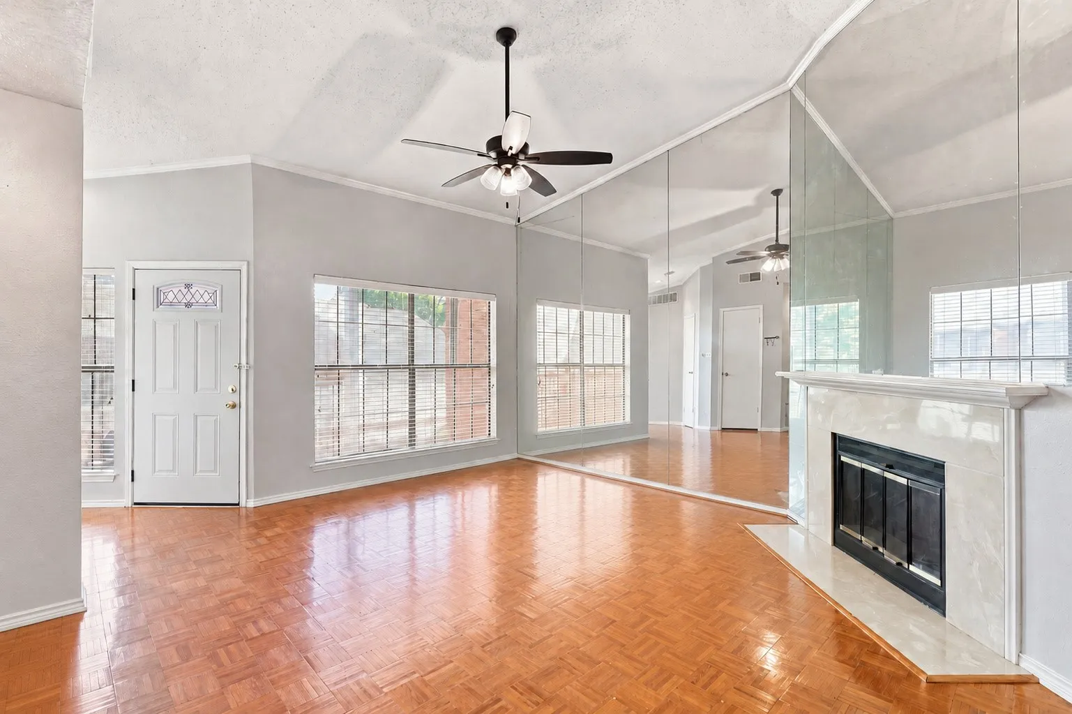 Condominium For Sale in Tarrant County , 400 Pebble Way 262, Arlington, Texas 76006, 2 Bedroom, 2 Bathroom, Garage spaces, 952 Sqft, built in 1983, mls#21357710, Real Estate Agent in Arlington, Homes For Sale in Tarrant county, Homes For Sale in Arlington, Realtor in Arlington Texas, Real Estate Brokerage Independent Realty Texas, Luminita Cordes Realtor