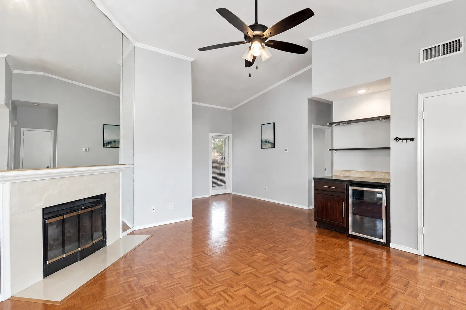 Condominium For Sale in Tarrant County , 400 Pebble Way 262, Arlington, Texas 76006, 2 Bedroom, 2 Bathroom, Garage spaces, 952 Sqft, built in 1983, mls#21357710, Real Estate Agent in Arlington, Homes For Sale in Tarrant county, Homes For Sale in Arlington, Realtor in Arlington Texas, Real Estate Brokerage Independent Realty Texas, Luminita Cordes Realtor