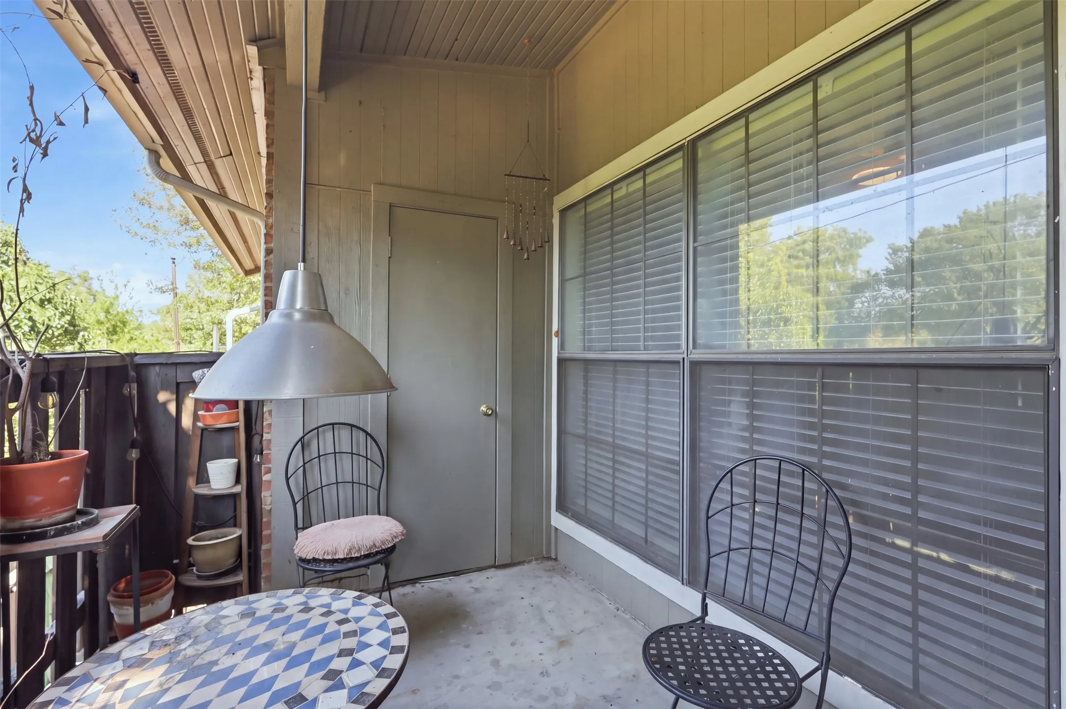 Condominium For Sale in Tarrant County , 400 Pebble Way 262, Arlington, Texas 76006, 2 Bedroom, 2 Bathroom, Garage spaces, 952 Sqft, built in 1983, mls#21357710, Real Estate Agent in Arlington, Homes For Sale in Tarrant county, Homes For Sale in Arlington, Realtor in Arlington Texas, Real Estate Brokerage Independent Realty Texas, Luminita Cordes Realtor