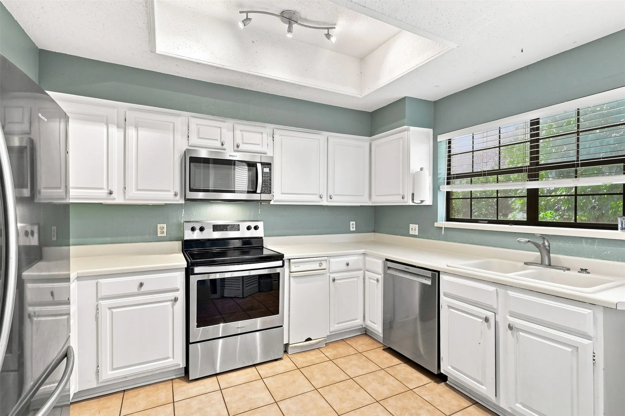 Condominium For Sale in Tarrant County , 400 Pebble Way 262, Arlington, Texas 76006, 2 Bedroom, 2 Bathroom, Garage spaces, 952 Sqft, built in 1983, mls#21357710, Real Estate Agent in Arlington, Homes For Sale in Tarrant county, Homes For Sale in Arlington, Realtor in Arlington Texas, Real Estate Brokerage Independent Realty Texas, Luminita Cordes Realtor