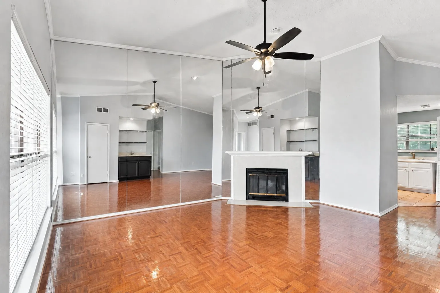 Condominium For Sale in Tarrant County , 400 Pebble Way 262, Arlington, Texas 76006, 2 Bedroom, 2 Bathroom, Garage spaces, 952 Sqft, built in 1983, mls#21357710, Real Estate Agent in Arlington, Homes For Sale in Tarrant county, Homes For Sale in Arlington, Realtor in Arlington Texas, Real Estate Brokerage Independent Realty Texas, Luminita Cordes Realtor