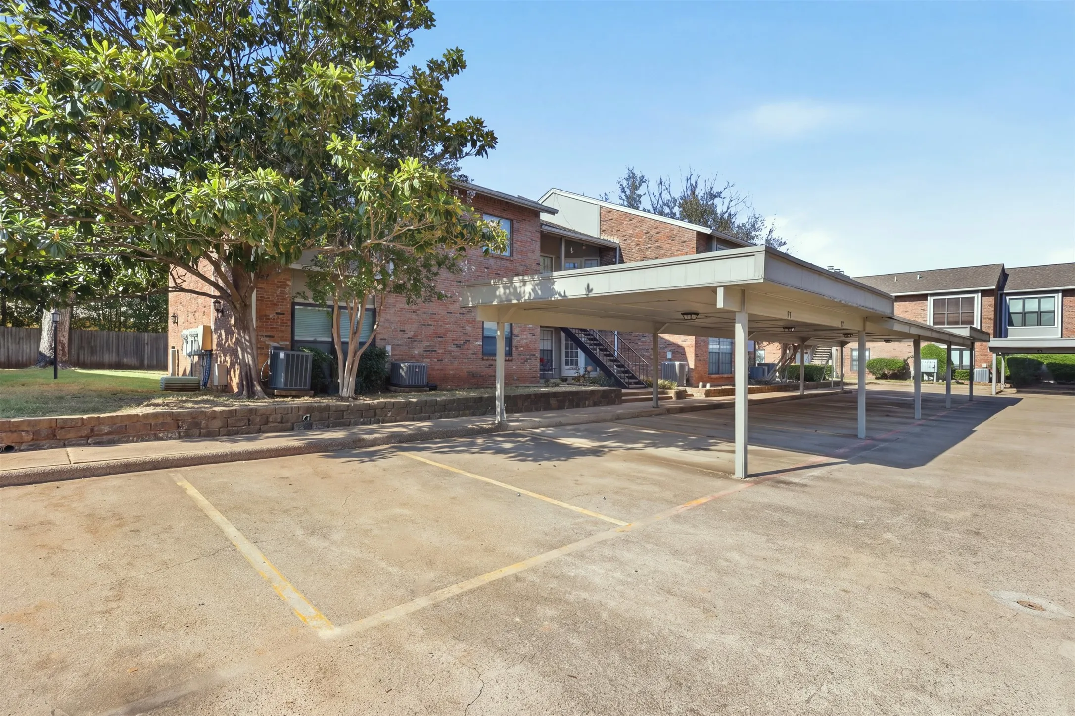 Condominium For Sale in Tarrant County , 400 Pebble Way 262, Arlington, Texas 76006, 2 Bedroom, 2 Bathroom, Garage spaces, 952 Sqft, built in 1983, mls#21357710, Real Estate Agent in Arlington, Homes For Sale in Tarrant county, Homes For Sale in Arlington, Realtor in Arlington Texas, Real Estate Brokerage Independent Realty Texas, Luminita Cordes Realtor
