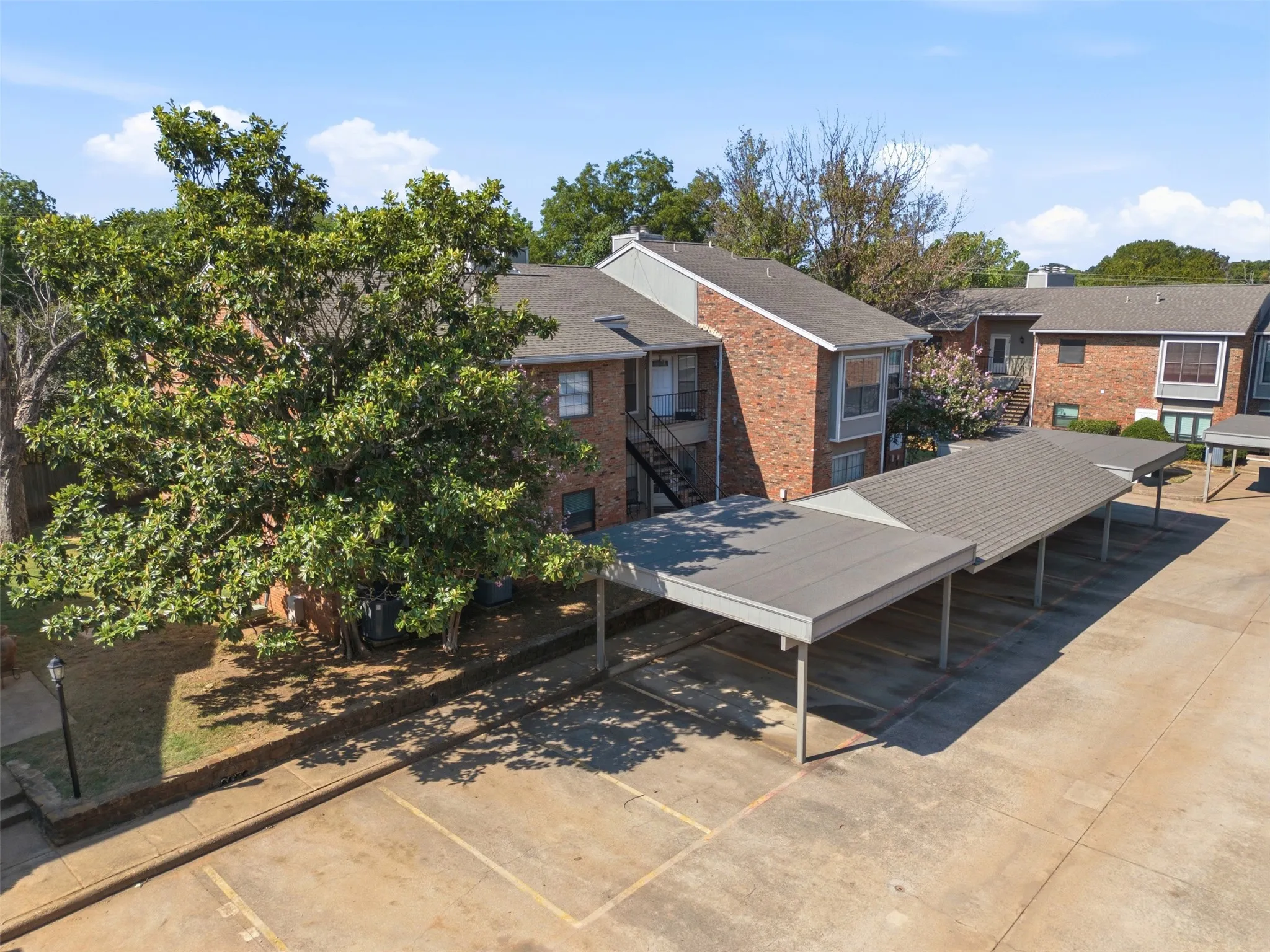 Condominium For Sale in Tarrant County , 400 Pebble Way 262, Arlington, Texas 76006, 2 Bedroom, 2 Bathroom, Garage spaces, 952 Sqft, built in 1983, mls#21357710, Real Estate Agent in Arlington, Homes For Sale in Tarrant county, Homes For Sale in Arlington, Realtor in Arlington Texas, Real Estate Brokerage Independent Realty Texas, Luminita Cordes Realtor