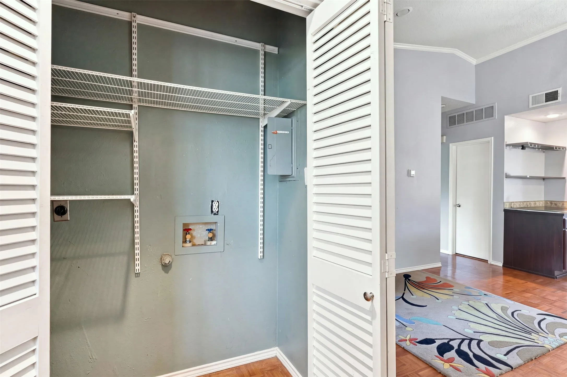 Condominium For Sale in Tarrant County , 400 Pebble Way 262, Arlington, Texas 76006, 2 Bedroom, 2 Bathroom, Garage spaces, 952 Sqft, built in 1983, mls#21357710, Real Estate Agent in Arlington, Homes For Sale in Tarrant county, Homes For Sale in Arlington, Realtor in Arlington Texas, Real Estate Brokerage Independent Realty Texas, Luminita Cordes Realtor