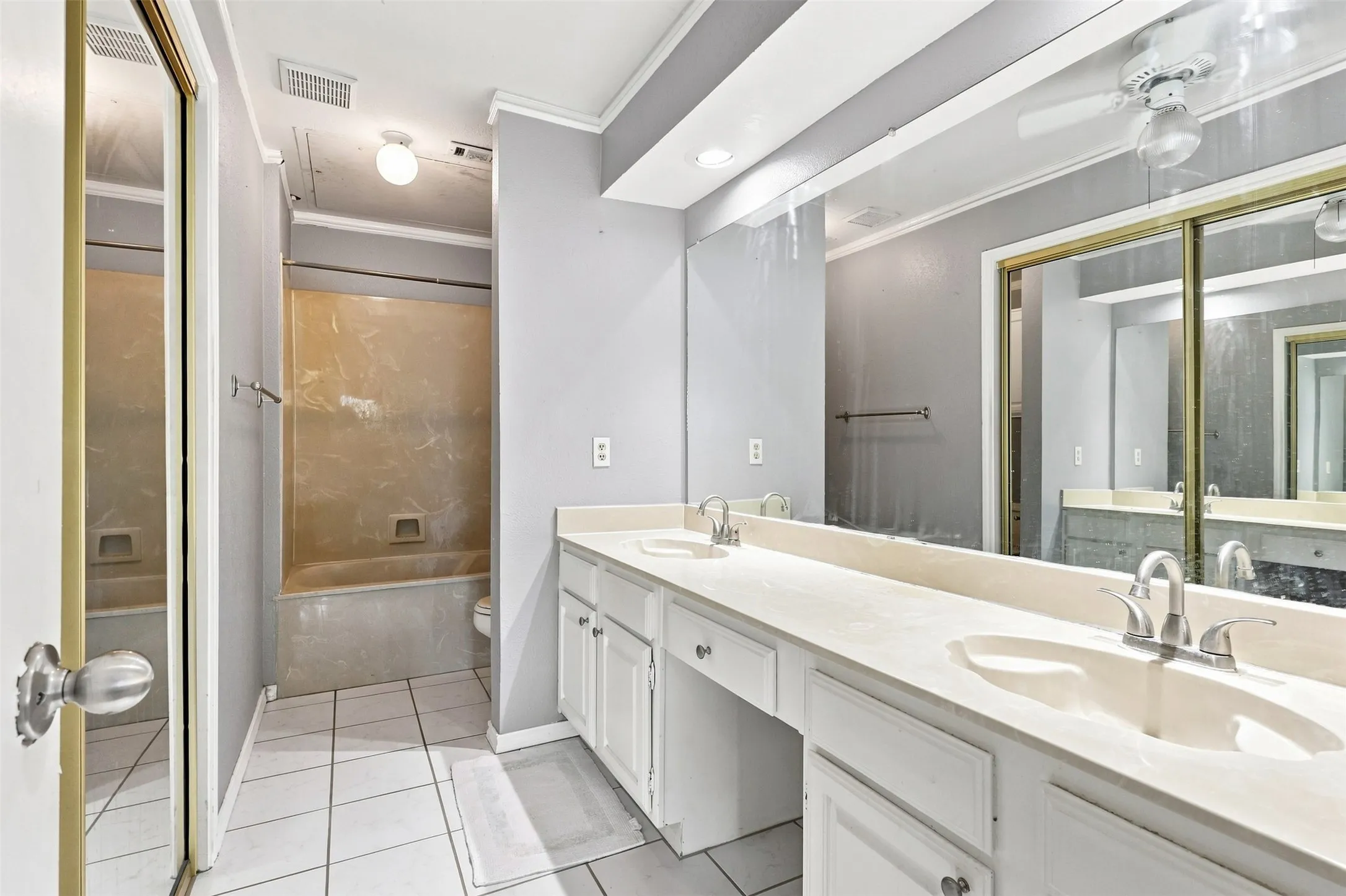 Condominium For Sale in Tarrant County , 400 Pebble Way 262, Arlington, Texas 76006, 2 Bedroom, 2 Bathroom, Garage spaces, 952 Sqft, built in 1983, mls#21357710, Real Estate Agent in Arlington, Homes For Sale in Tarrant county, Homes For Sale in Arlington, Realtor in Arlington Texas, Real Estate Brokerage Independent Realty Texas, Luminita Cordes Realtor