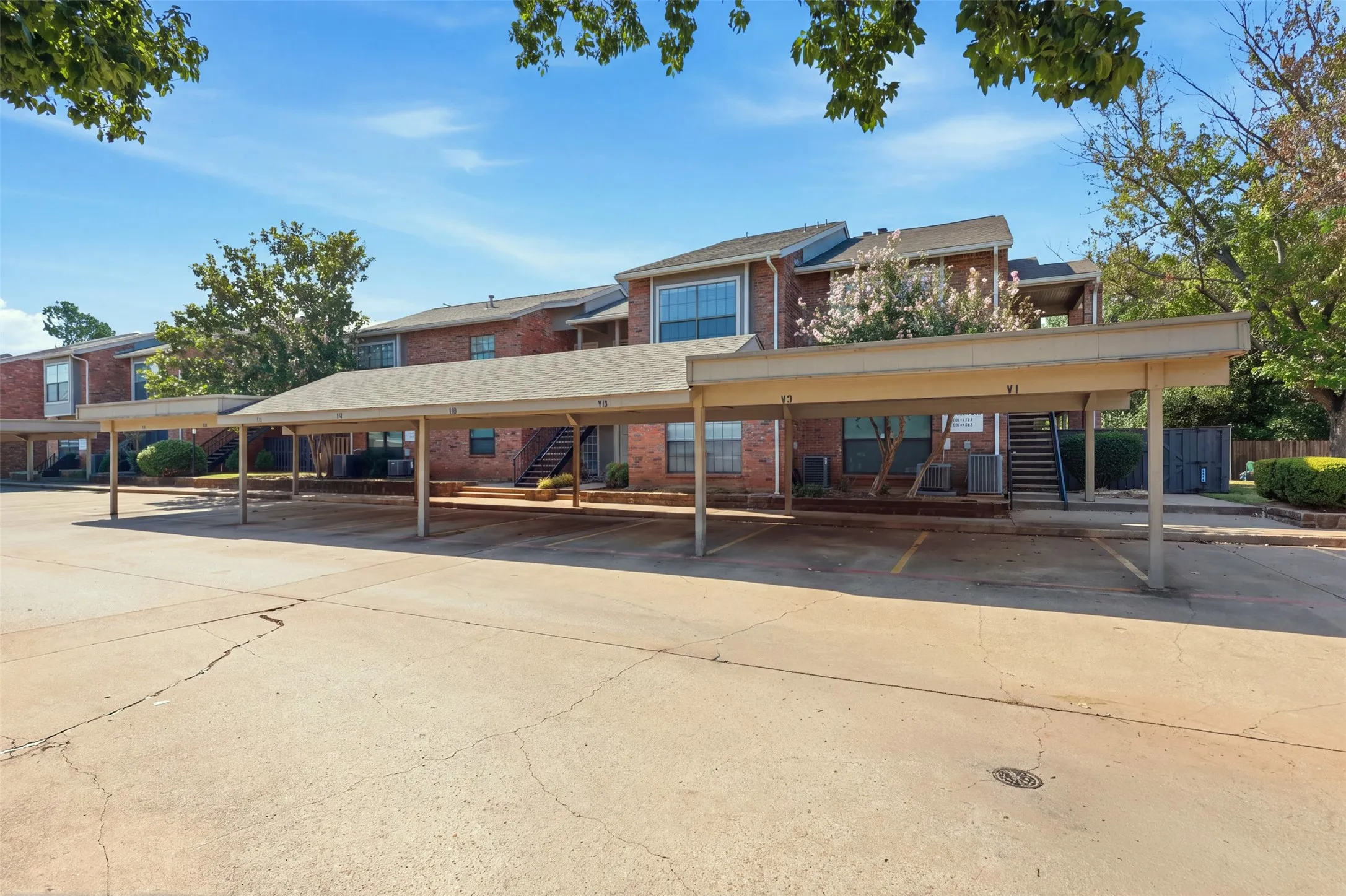 Condominium For Sale in Tarrant County , 400 Pebble Way 262, Arlington, Texas 76006, 2 Bedroom, 2 Bathroom, Garage spaces, 952 Sqft, built in 1983, mls#21357710, Real Estate Agent in Arlington, Homes For Sale in Tarrant county, Homes For Sale in Arlington, Realtor in Arlington Texas, Real Estate Brokerage Independent Realty Texas, Luminita Cordes Realtor