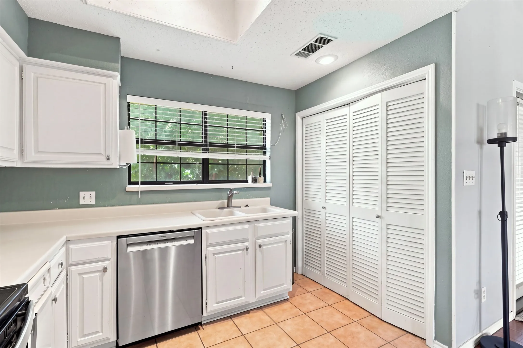 Condominium For Sale in Tarrant County , 400 Pebble Way 262, Arlington, Texas 76006, 2 Bedroom, 2 Bathroom, Garage spaces, 952 Sqft, built in 1983, mls#21357710, Real Estate Agent in Arlington, Homes For Sale in Tarrant county, Homes For Sale in Arlington, Realtor in Arlington Texas, Real Estate Brokerage Independent Realty Texas, Luminita Cordes Realtor