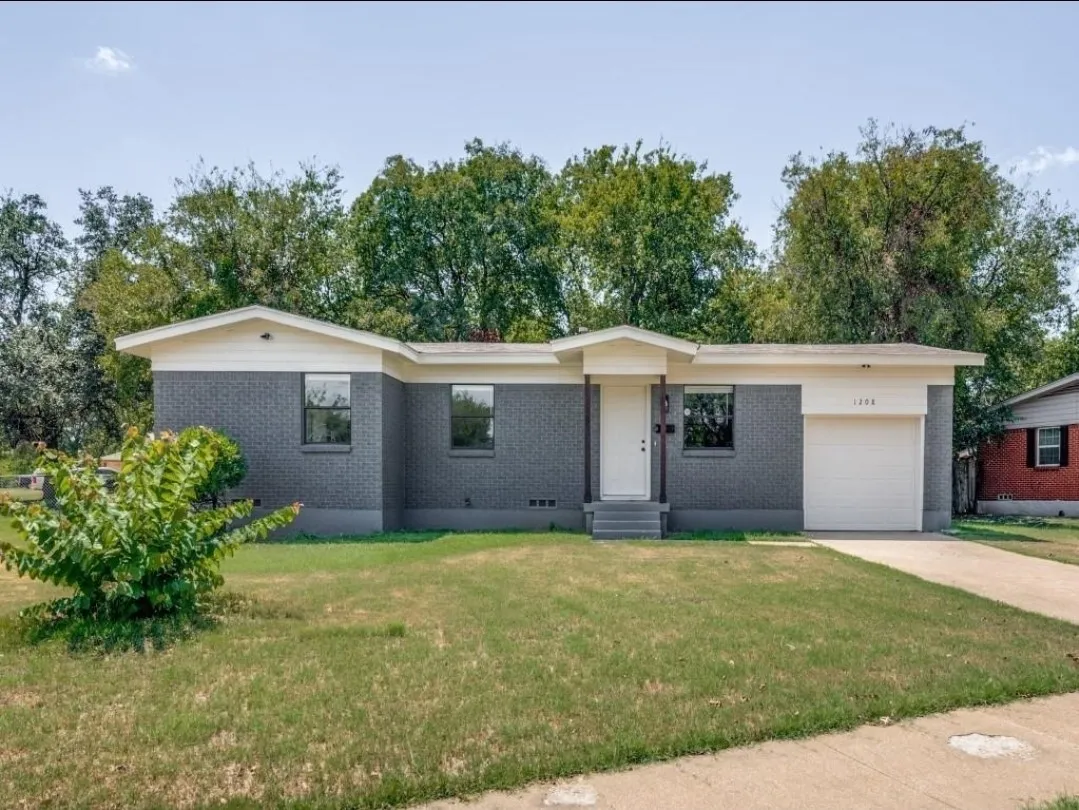 Single Family Residence For Sale in Tarrant County , 1208 Savage Drive, Fort Worth, Texas 76134, 3 Bedroom, 2 Bathroom, 1 Garage spaces, 1,115 Sqft, built in 1955, mls#21358740, Real Estate Agent in Fort Worth, Homes For Sale in Tarrant county, Homes For Sale in Fort Worth, Realtor in Fort Worth Texas, Real Estate Brokerage Independent Realty Texas, Luminita Cordes Realtor