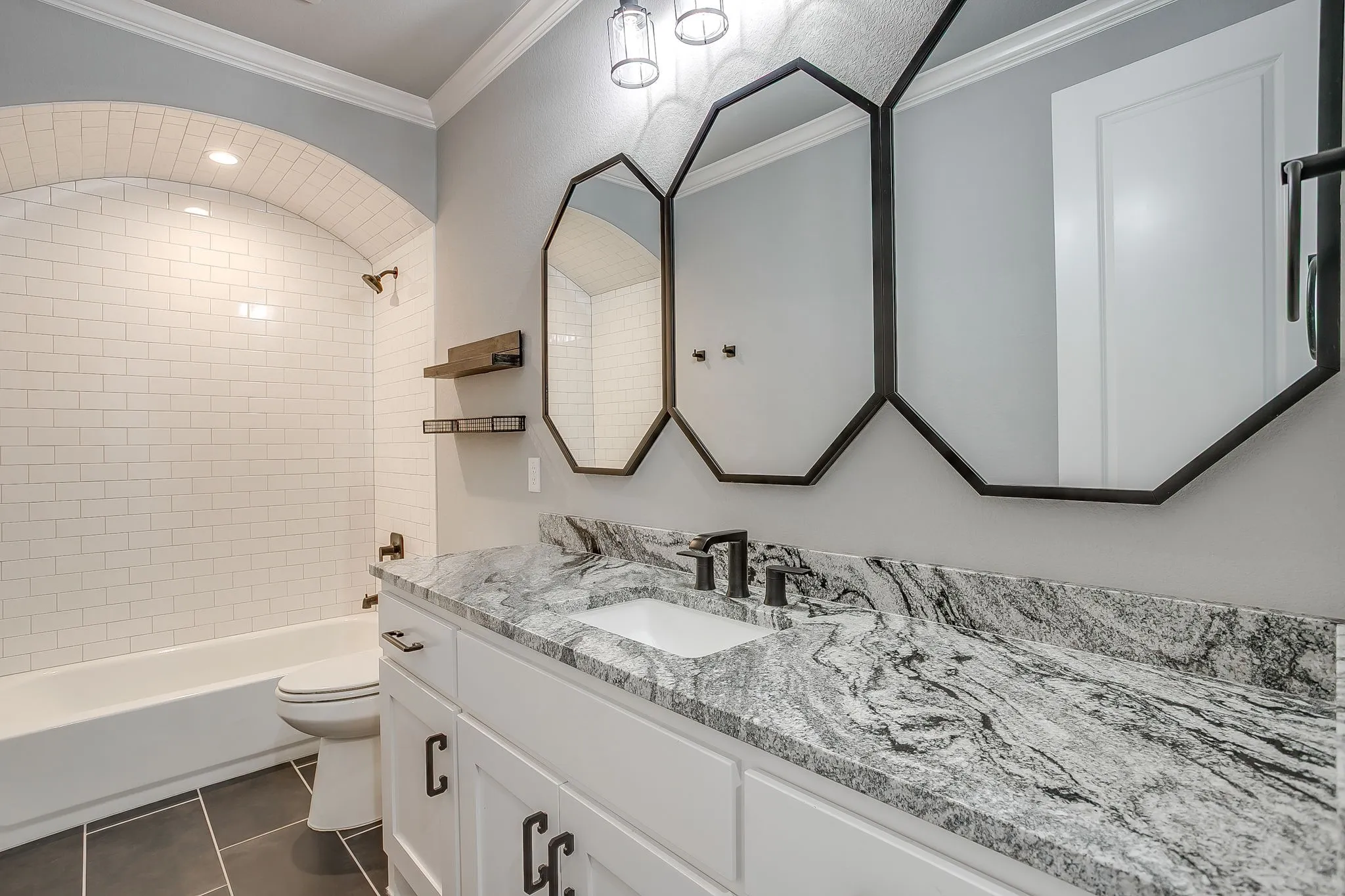 Single Family Residence For Sale in Parker County , 2161 Eagles Ridge Drive, Weatherford, Texas 76087, 4 Bedroom, 5 Bathroom, 6 Garage spaces, 3,995 Sqft, built in 2022, mls#21358325, Real Estate Agent in Weatherford, Homes For Sale in Parker county, Homes For Sale in Weatherford, Realtor in Weatherford Texas, Real Estate Brokerage Independent Realty Texas, Luminita Cordes Realtor