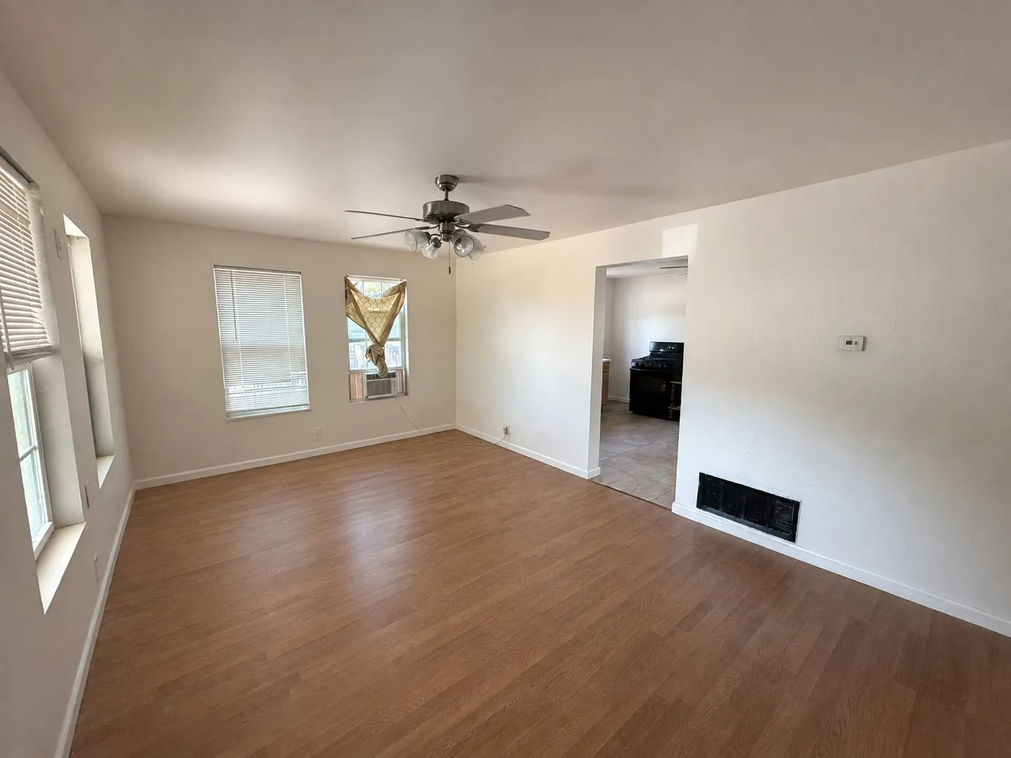 Single Family Residence For Sale in Denton County , 711 Kerley Street, Denton, Texas 76205, 2 Bedroom, 1 Bathroom, Garage spaces, 858 Sqft, built in 1964, mls#21358476, Real Estate Agent in Denton, Homes For Sale in Denton county, Homes For Sale in Denton, Realtor in Denton Texas, Real Estate Brokerage Independent Realty Texas, Luminita Cordes Realtor